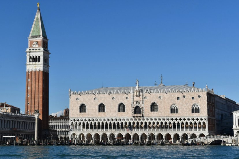 Kota tua dan kastil Sirmione di semenanjung Danau Garda, Italia.