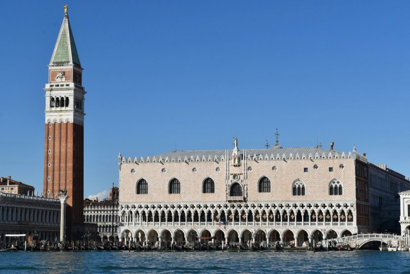 Kota tua dan kastil Sirmione di semenanjung Danau Garda, Italia.