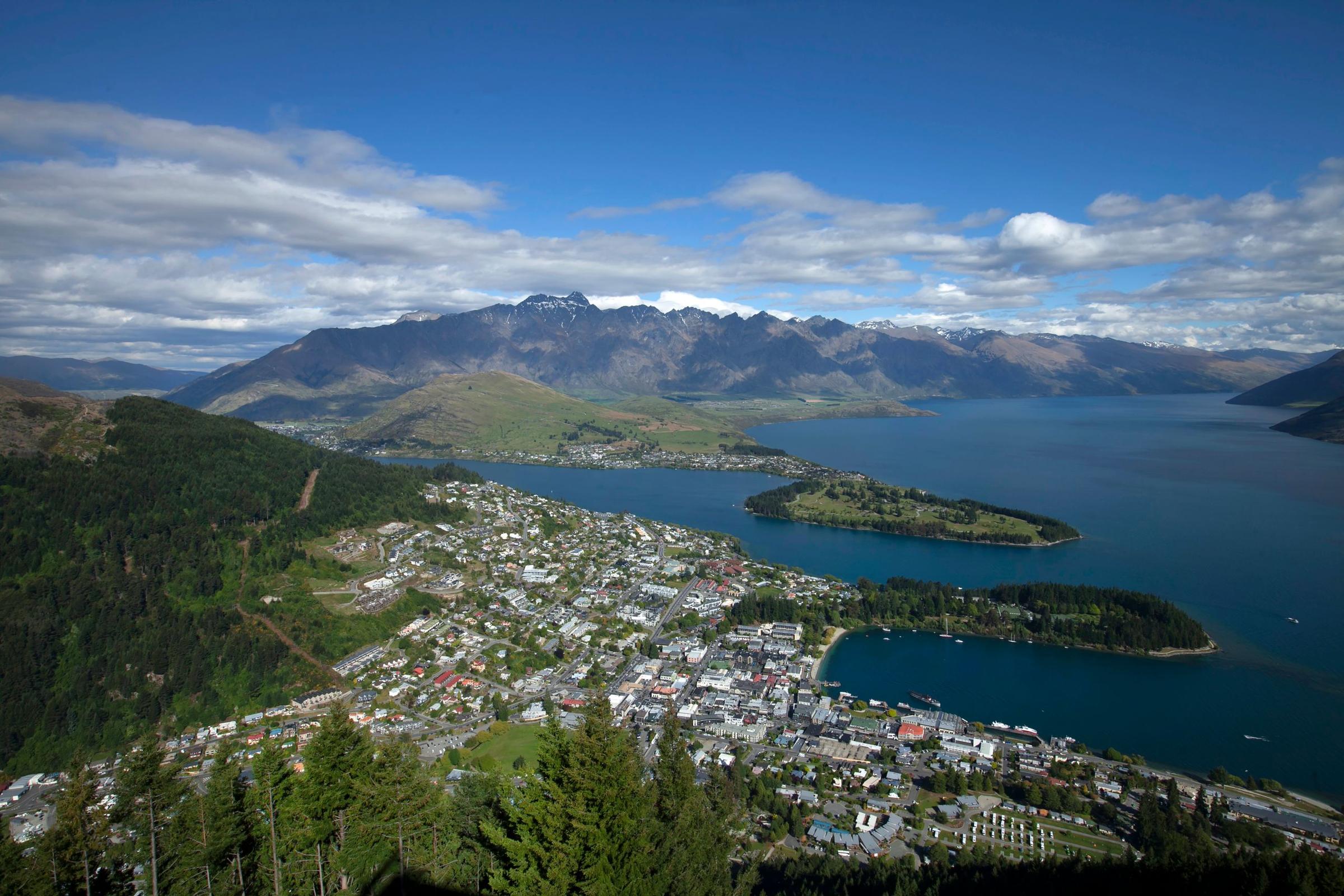 Vina & teman kantor: Naik gondola Skyline Queenstown, kota kecil di tepi Lake Wakatipu kelihatan dari atas