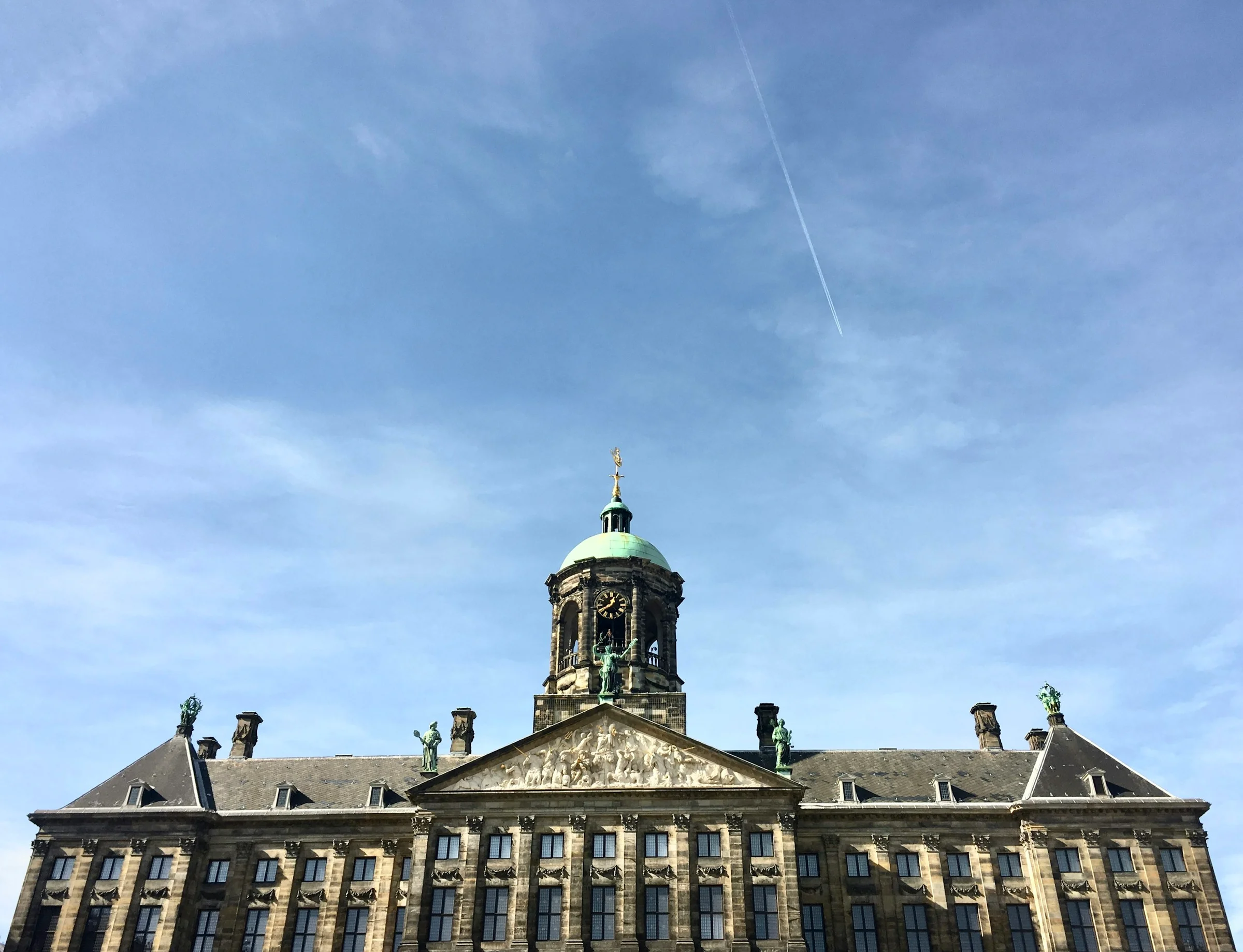 Royal Palace di Dam Square Amsterdam dengan langit biru.
