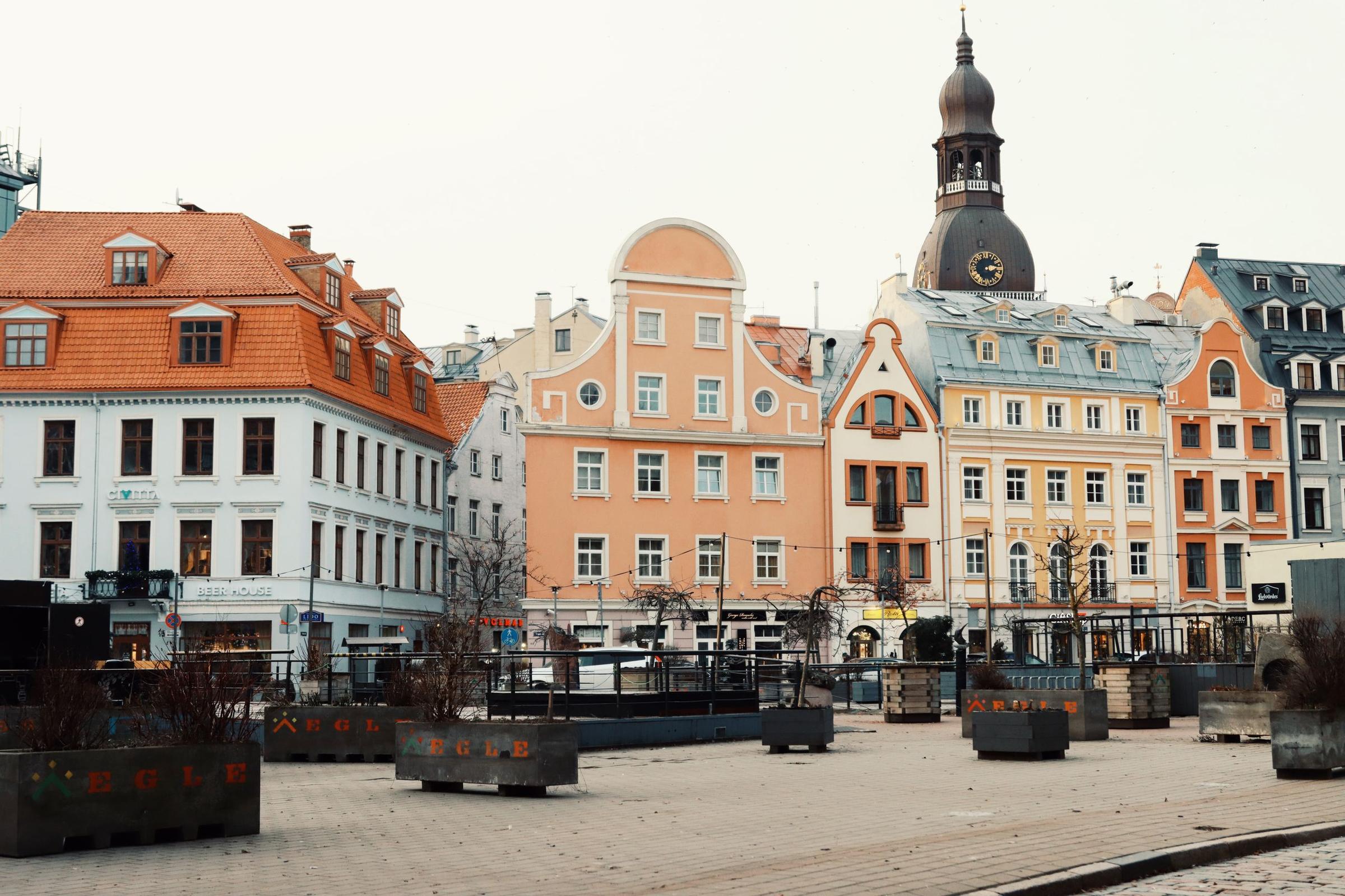 Rumah berpinggang khas dan menara katedral di alun-alun kota tua Riga.