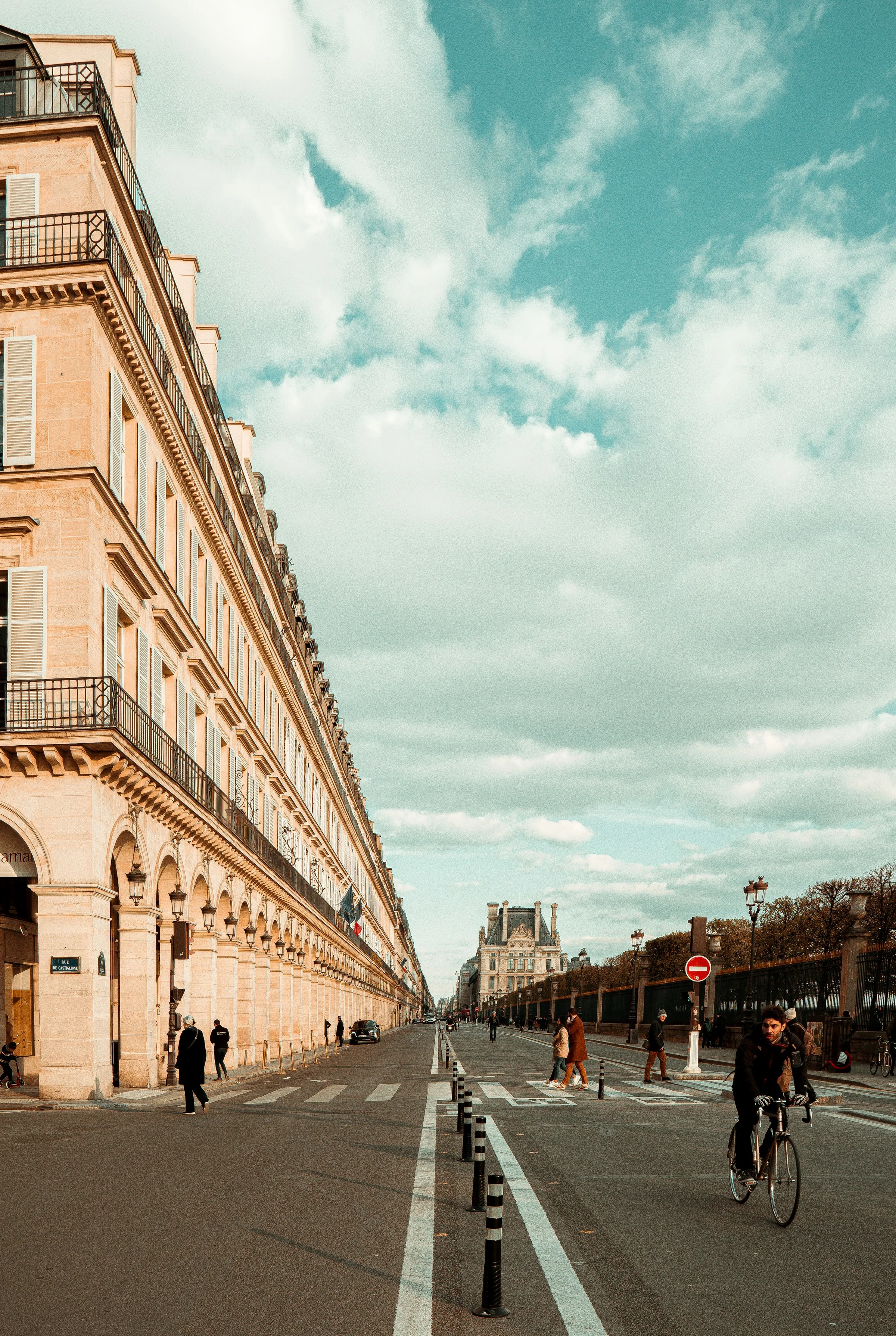 Perspektif jalan Rue de Rivoli Paris dengan deretan bangunan batu dan langit musim dingin.