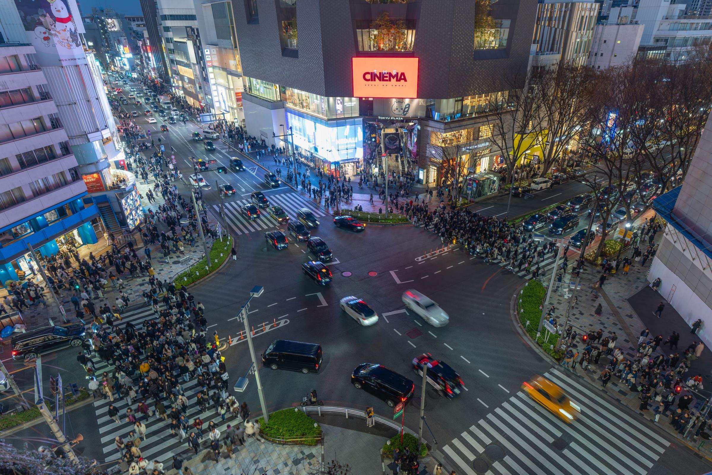 Shibuya Crossing Tokyo yang ramai di malam hari