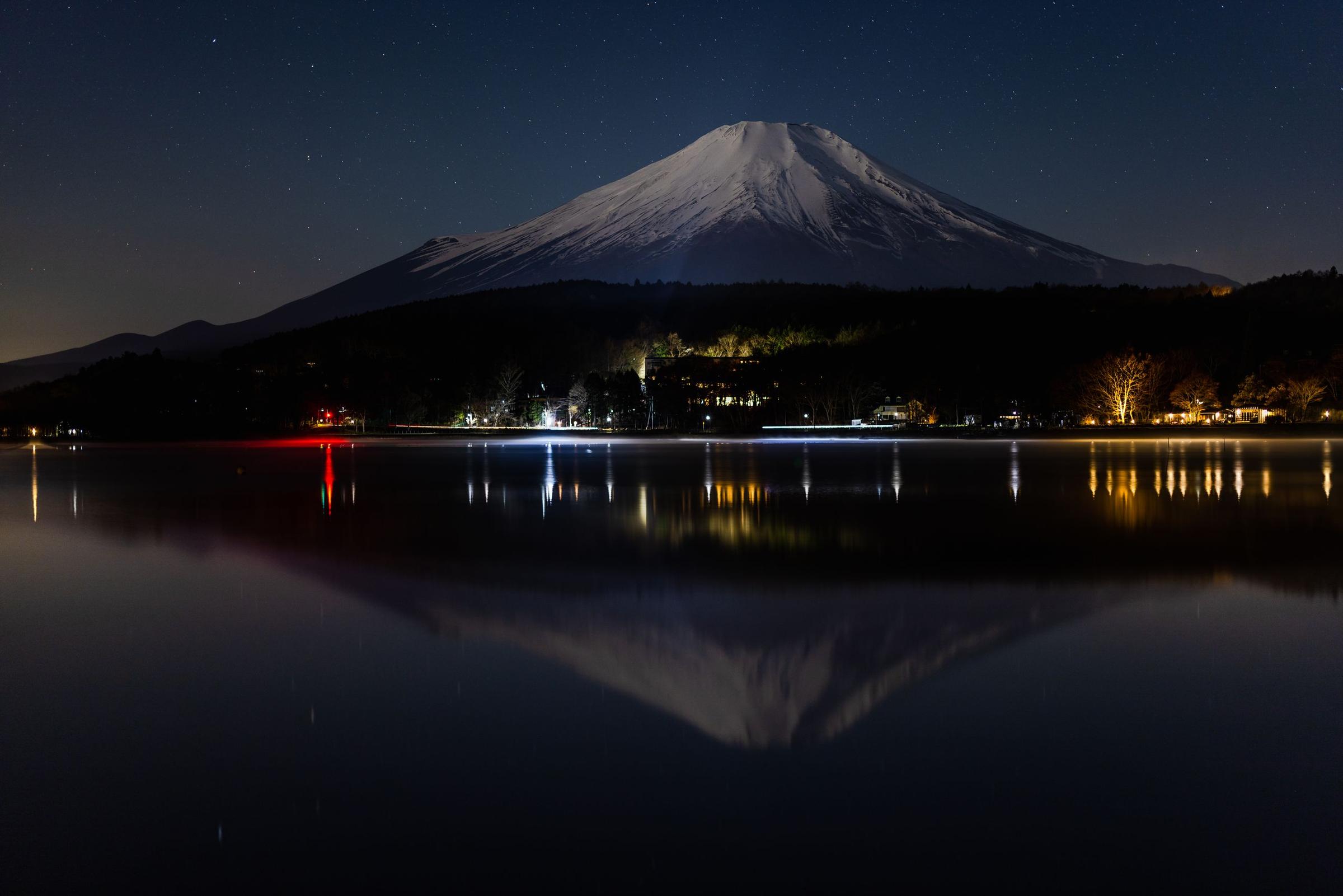 Gunung Fuji memantul di danau saat malam