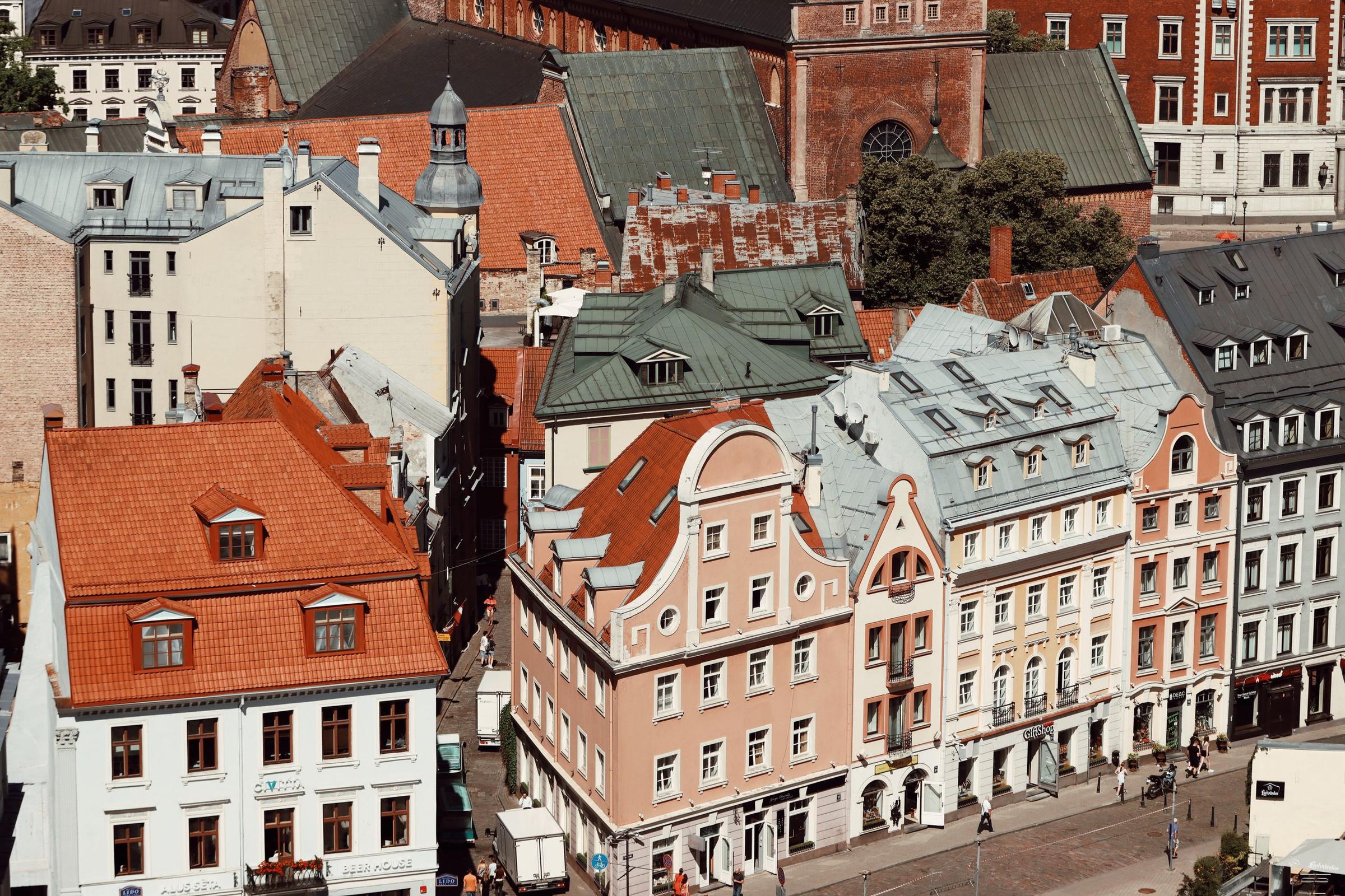 Atap-atap merah kota tua Riga dari ketinggian, Latvia.