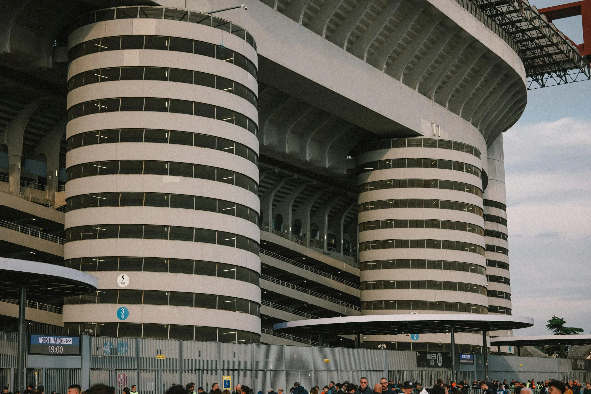 Menara melingkar Stadion San Siro di Milan di bawah langit pucat.