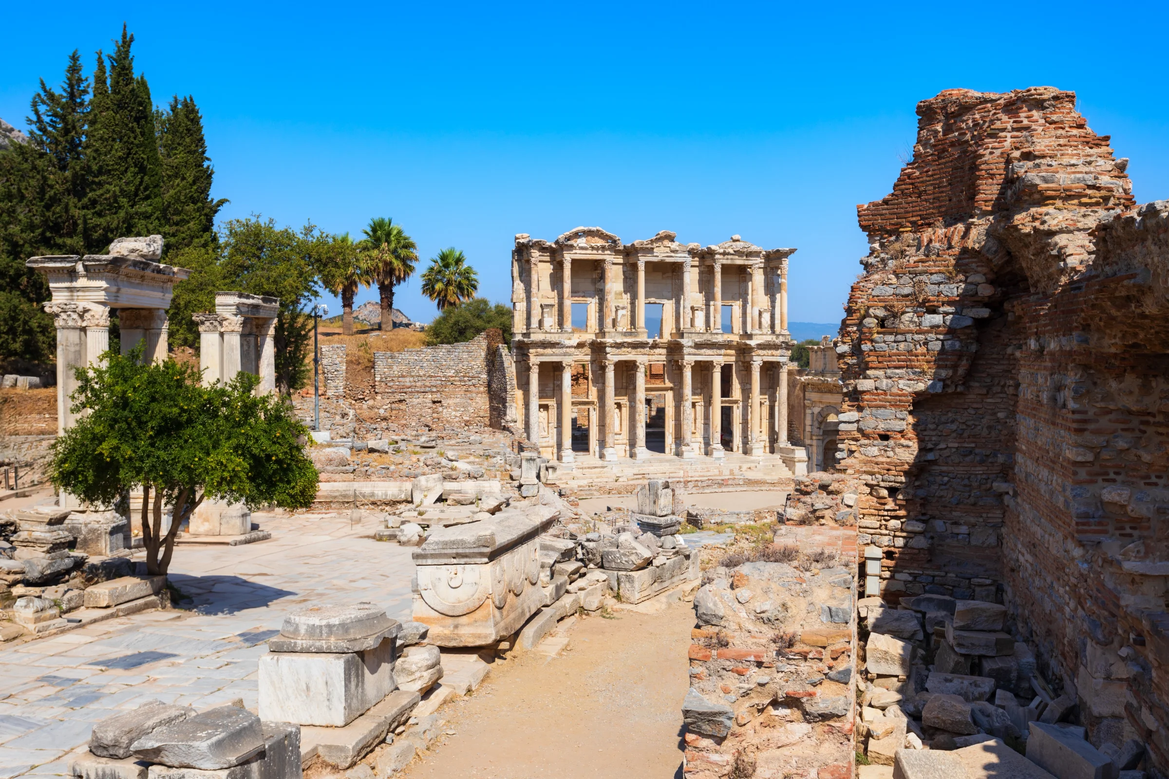 Fasad Perpustakaan Celsus di kota kuno Efesus