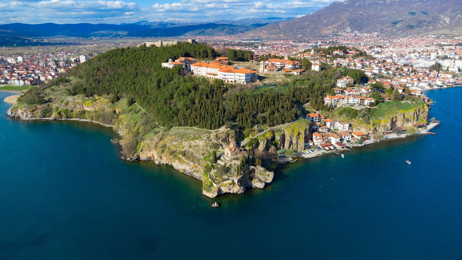 Kota Ohrid dari udara — kota di tepi Danau Ohrid purba, UNESCO dua kali: kota dan danau