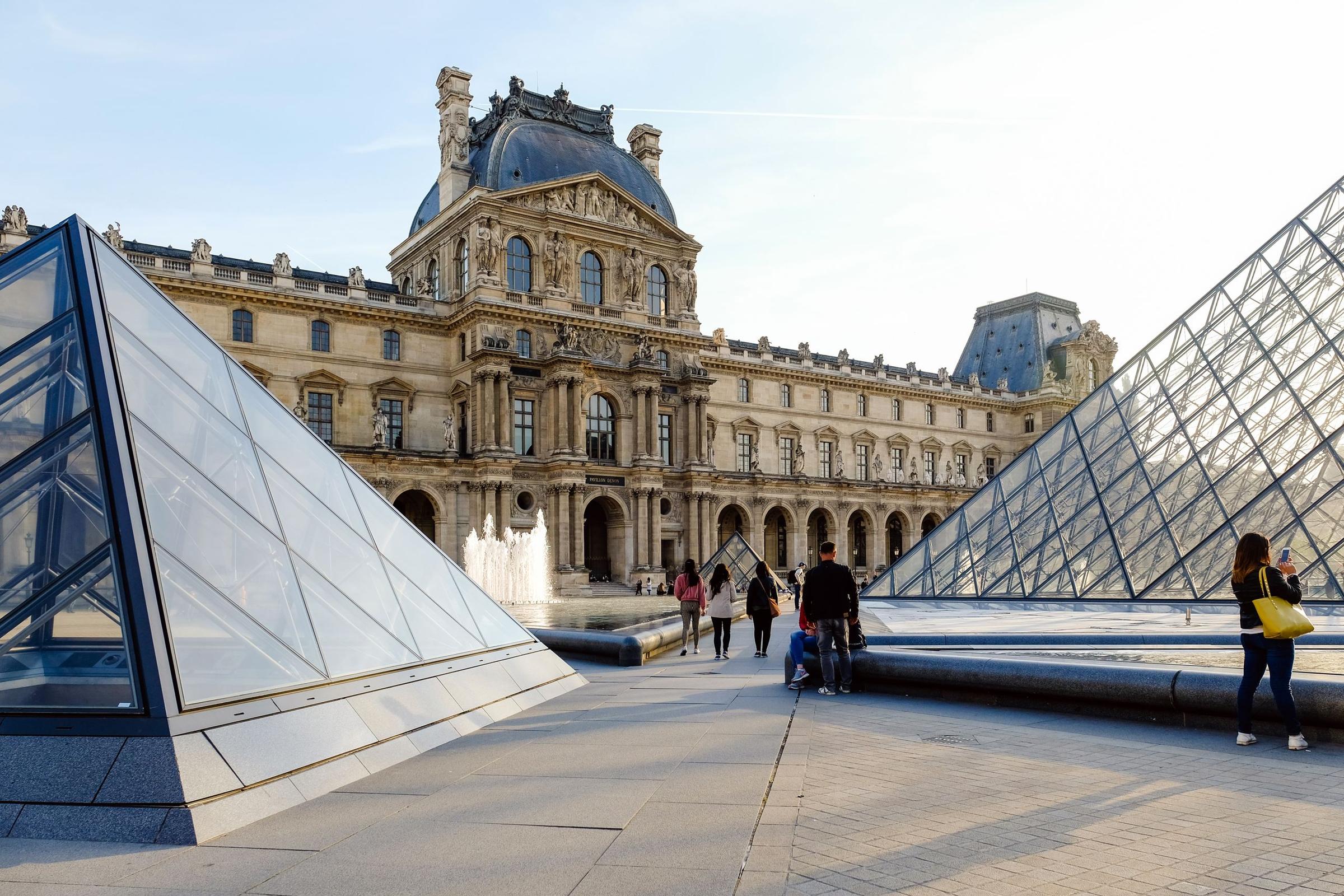 Keluarga Hartono: Antre masuk Museum Louvre, anak-anak paling excited lihat piramid kacanya.