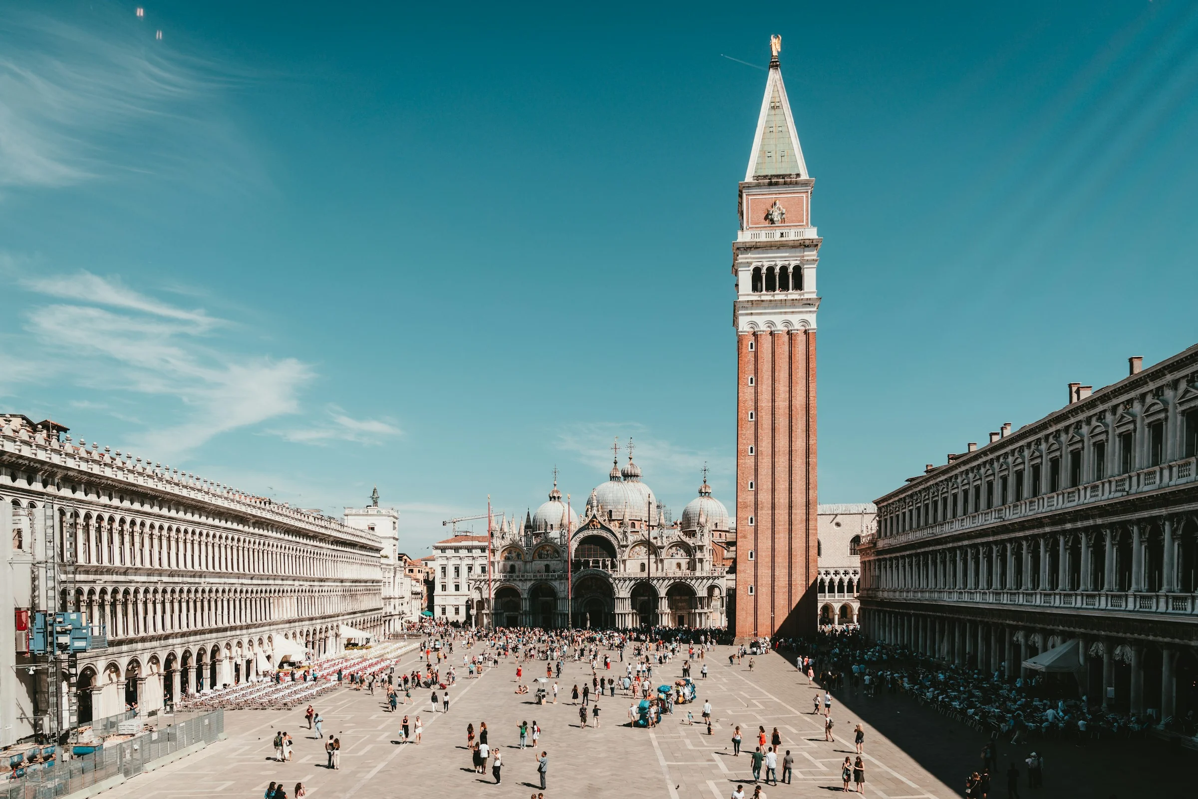 Piazza San Marco di Venice dengan Campanile menjulang di bawah langit toska.