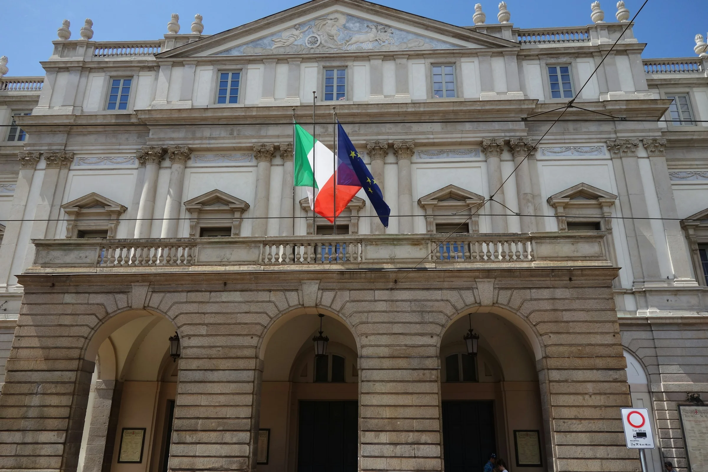 Fasad Teatro alla Scala Milan dengan bendera Italia dan Uni Eropa.