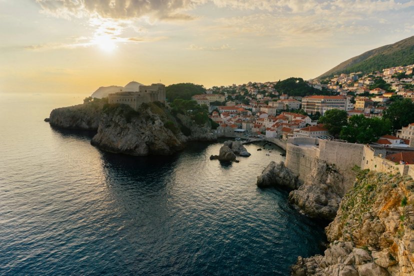 Benteng Lovrijenac Dubrovnik di atas tebing karang dengan cahaya keemasan sore.