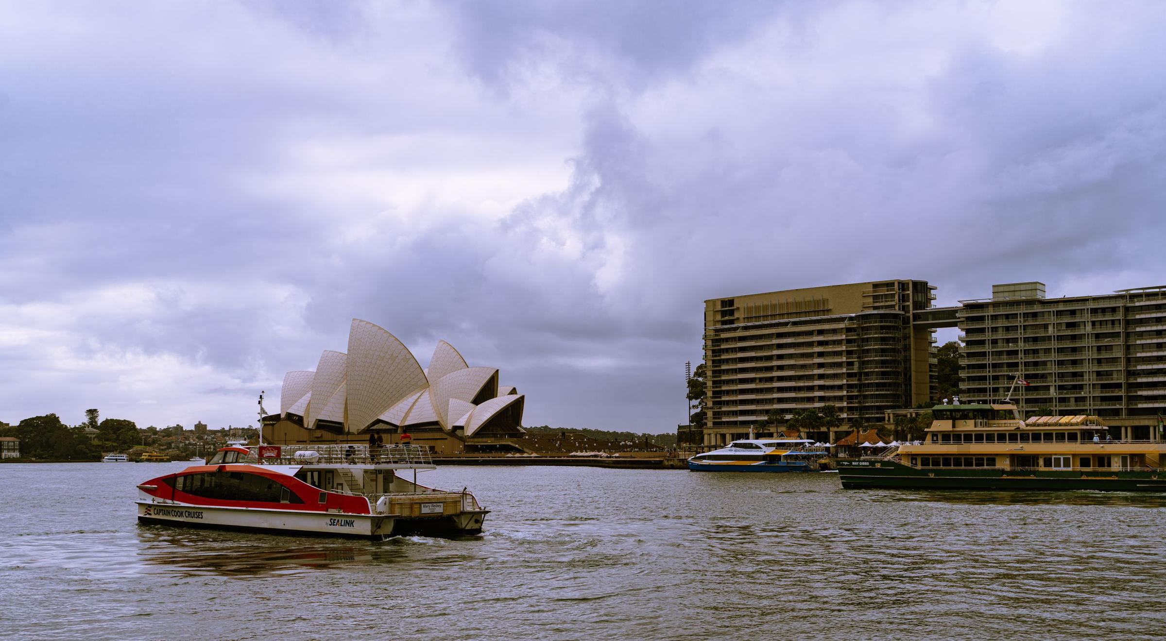 Sydney Opera House dengan feri melintas