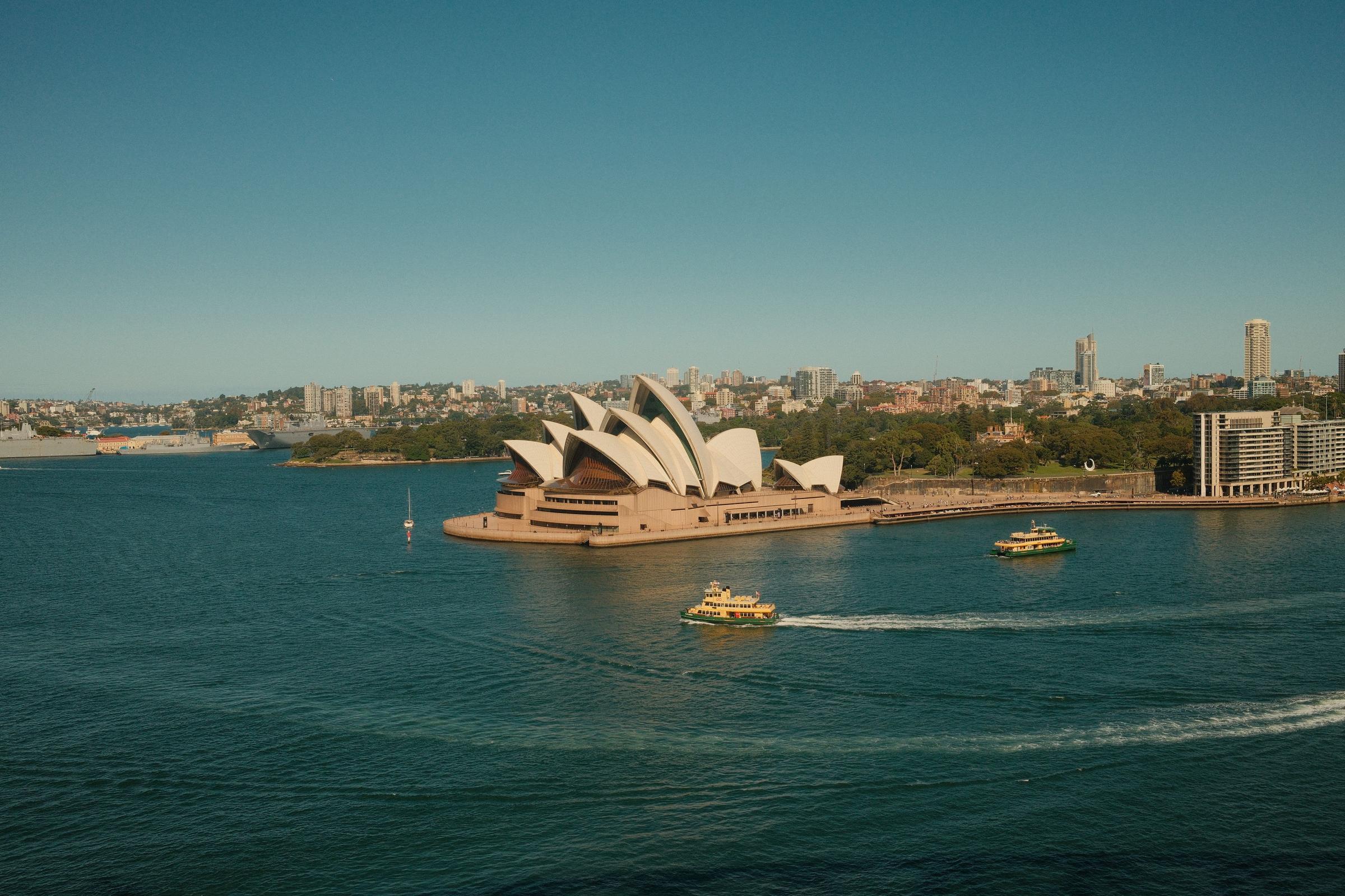 Sydney Opera House dari udara dengan feri melintas