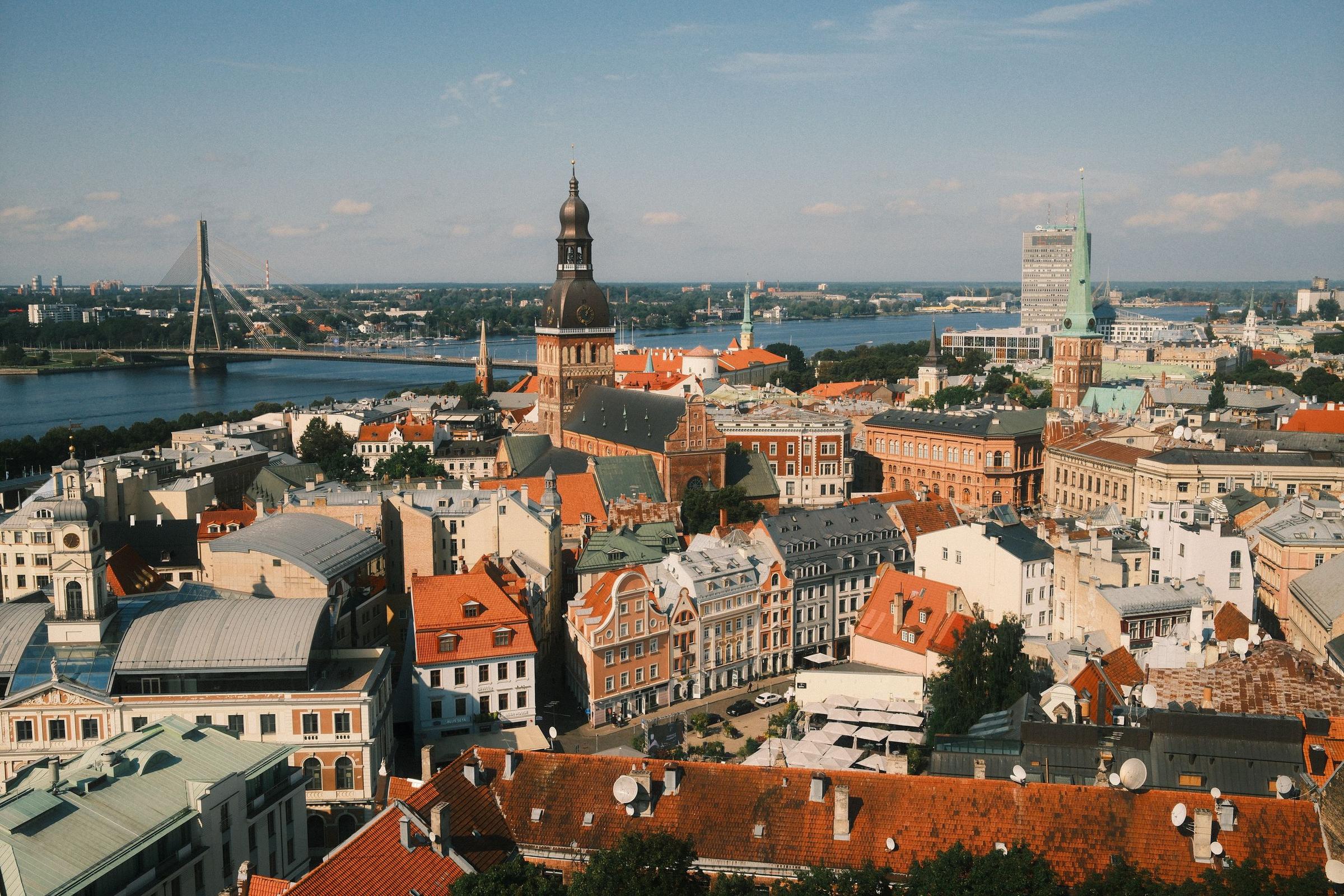 Panorama kota tua Riga dengan Katedral Dome, Latvia.