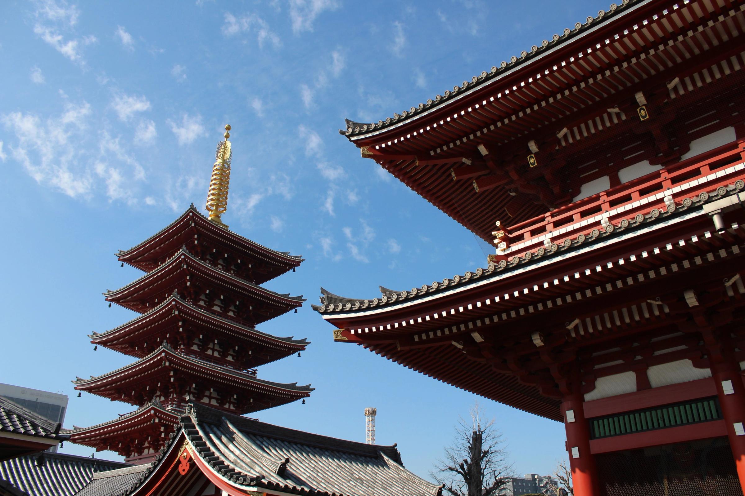 Pagoda lima tingkat kuil Sensoji Tokyo menjulang dengan langit biru cerah