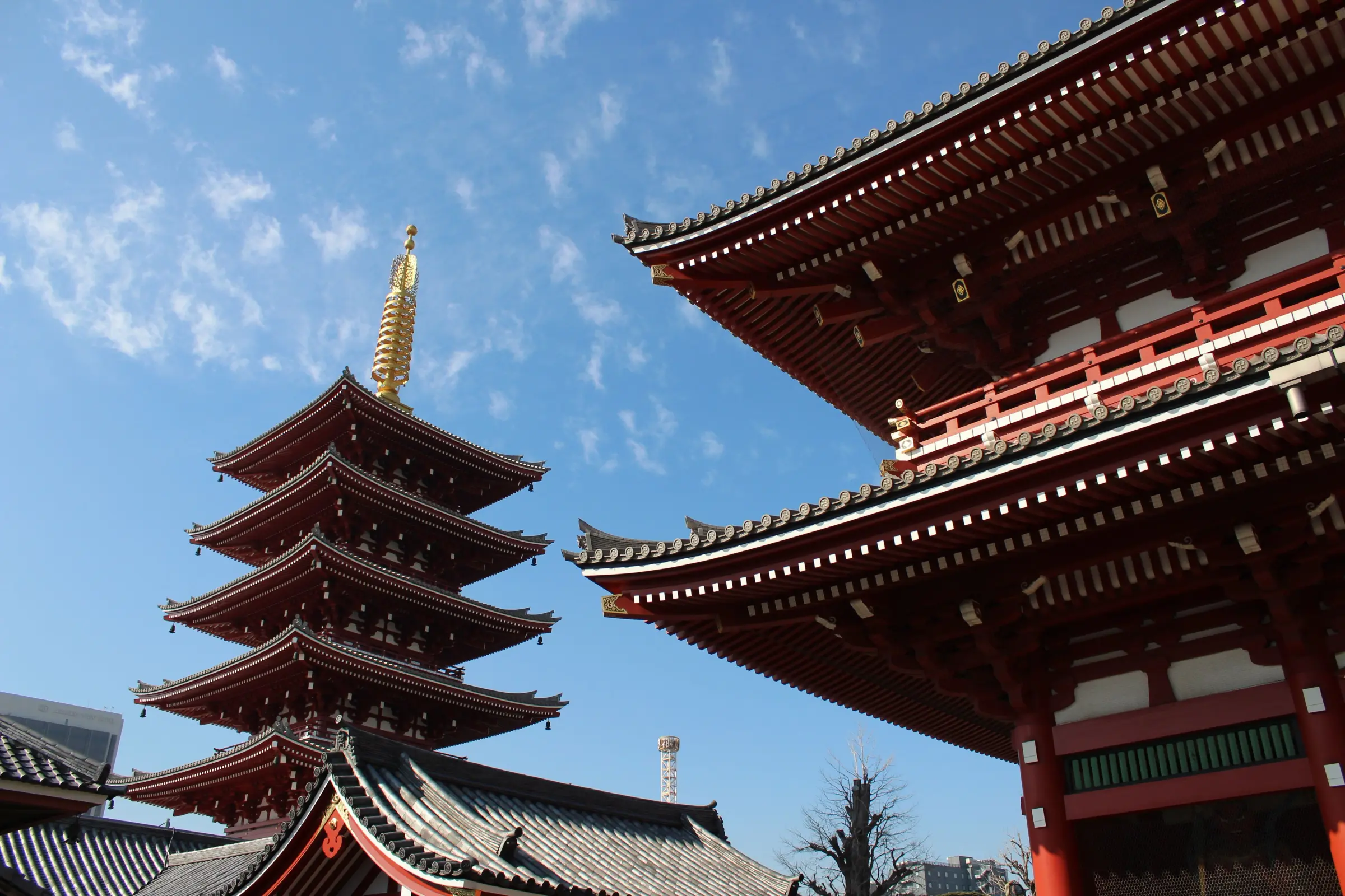 Pagoda lima tingkat kuil Sensoji Tokyo menjulang dengan langit biru cerah