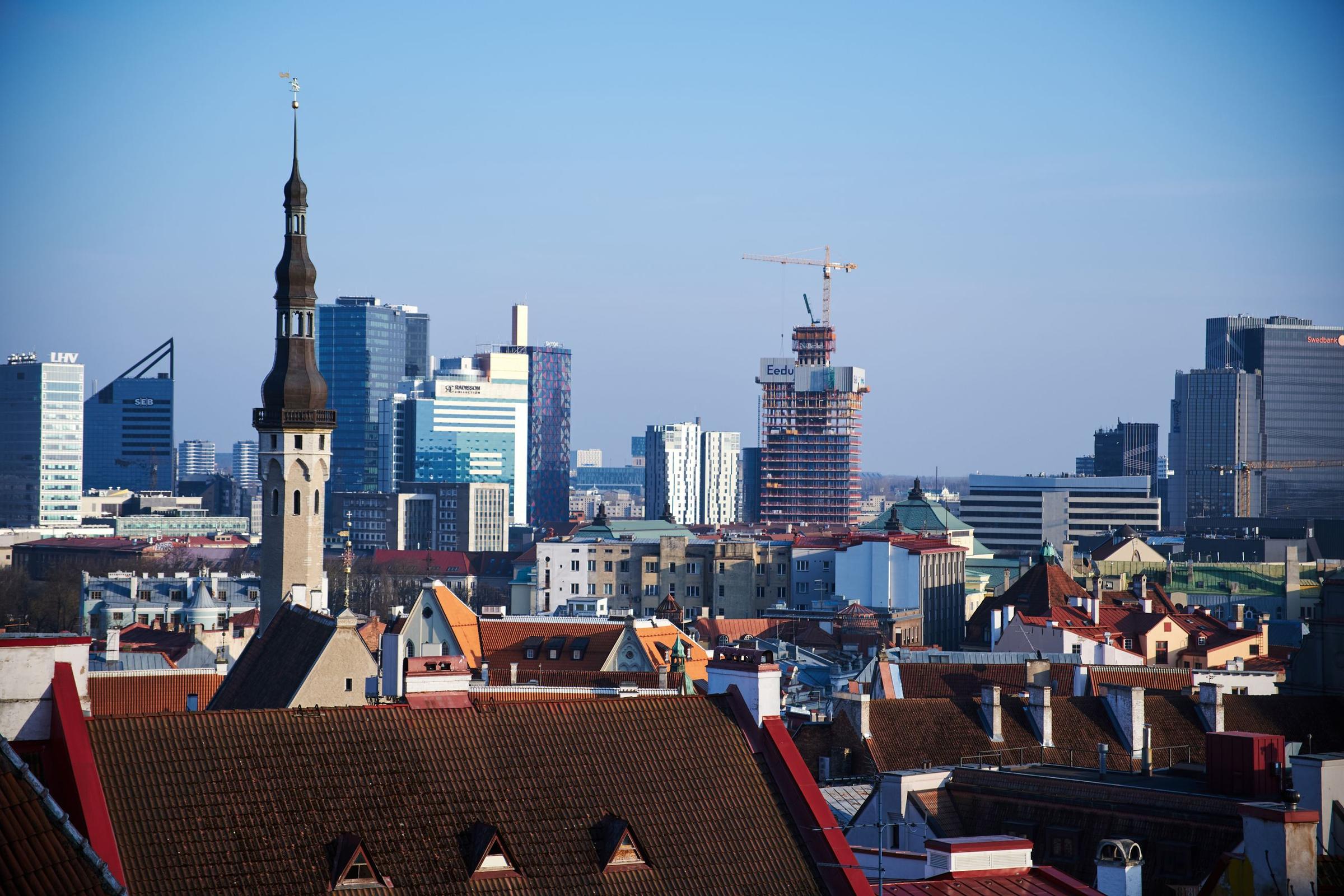 Atap-atap merah kota tua Tallinn, Estonia.