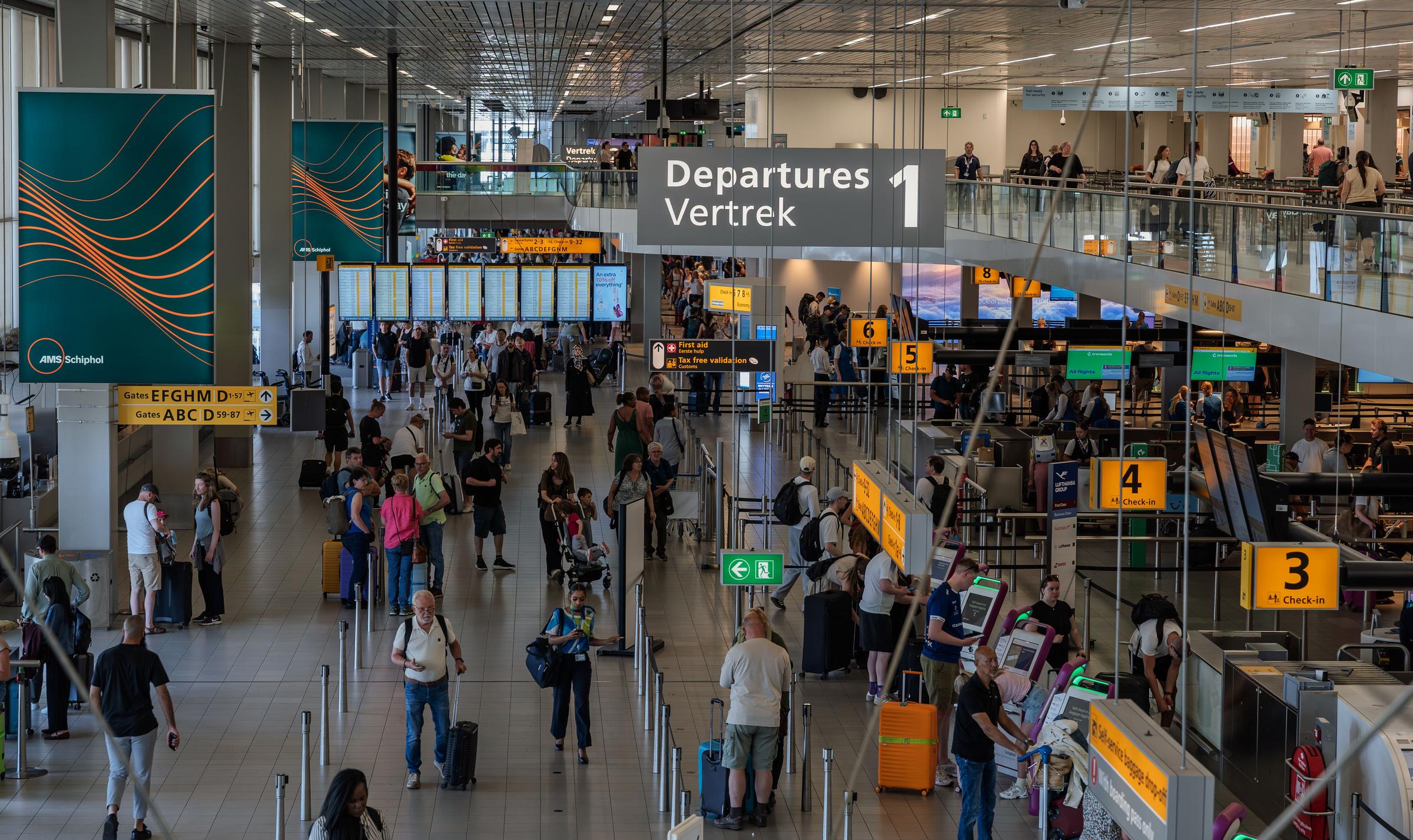 Aula keberangkatan Bandara Schiphol Amsterdam yang terang dan ramai