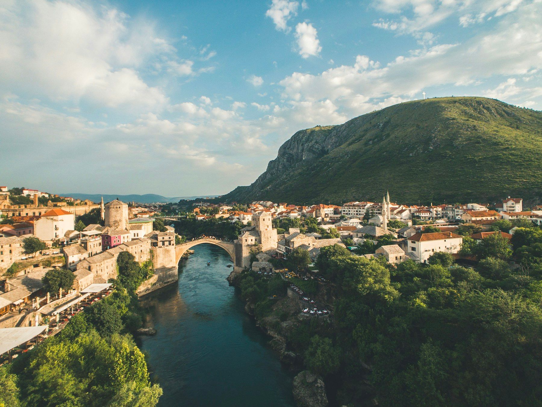 Stari Most — Jembatan Tua Mostar abad ke-16 di atas Sungai Neretva, simbol rekonsiliasi Bosnia