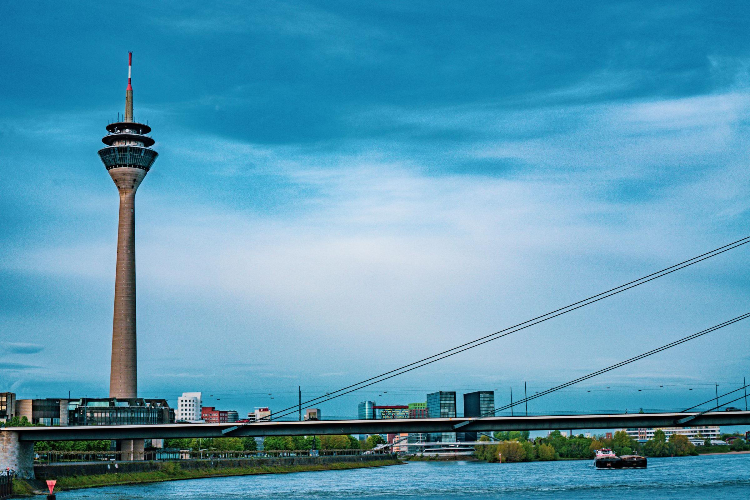 Menara Rhine dan Sungai Rhine di Dusseldorf