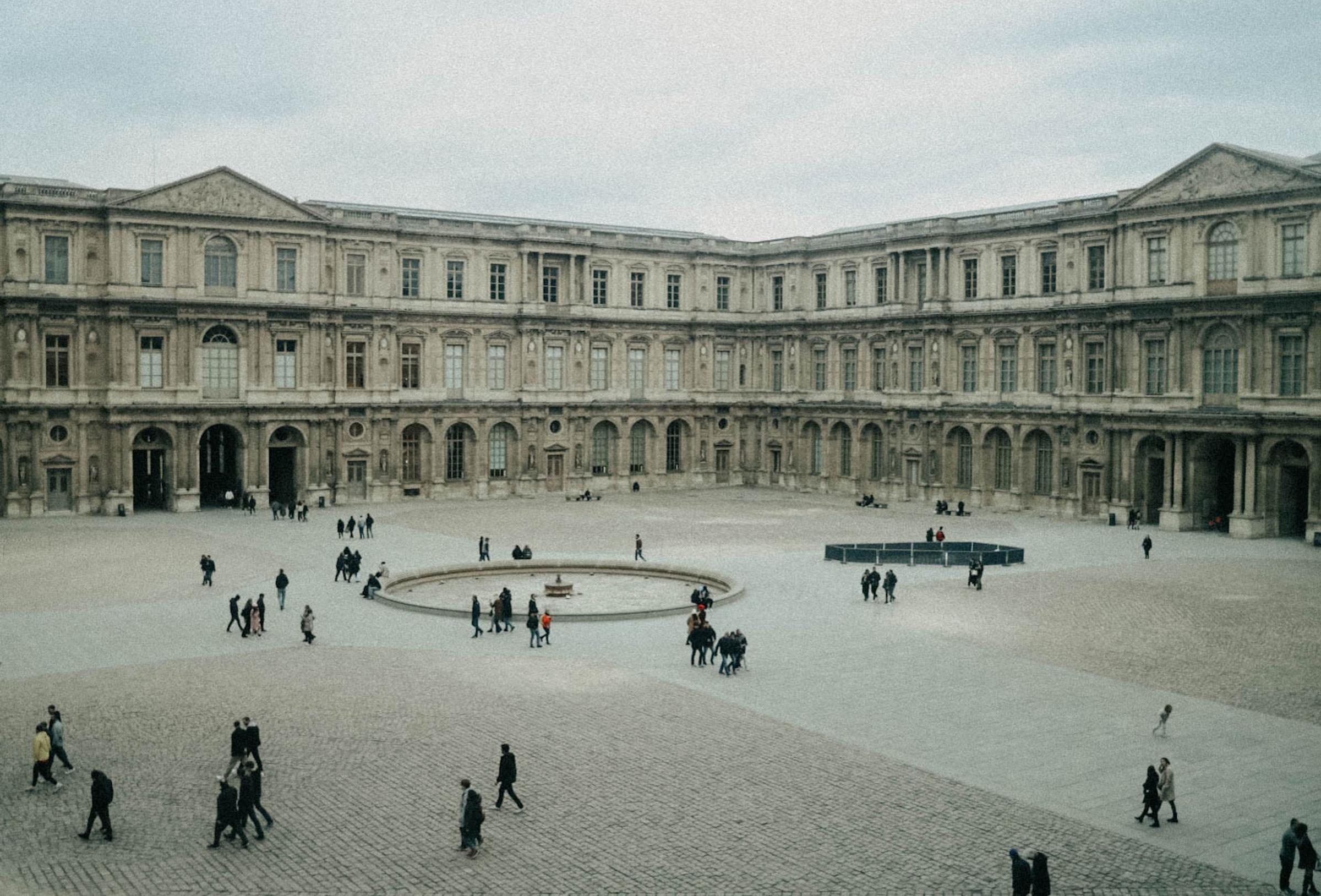 Halaman Museum Louvre di Paris