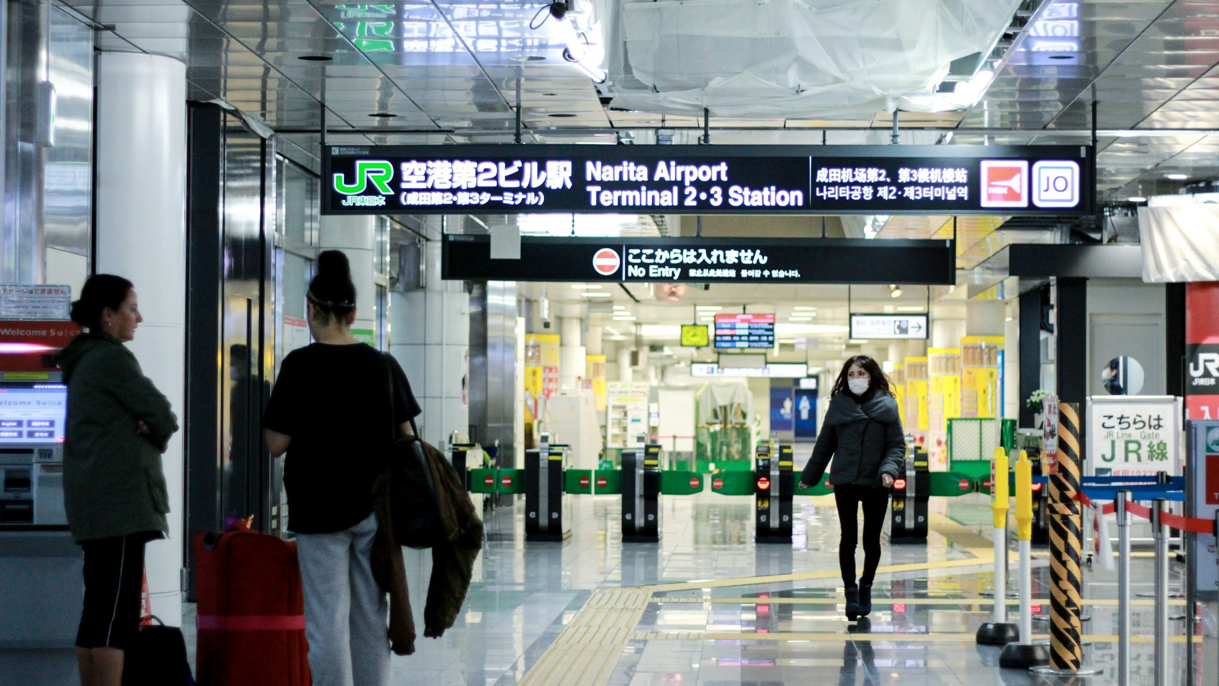 Papan penunjuk Terminal 2 dan 3 Bandara Narita Jepang dengan penumpang