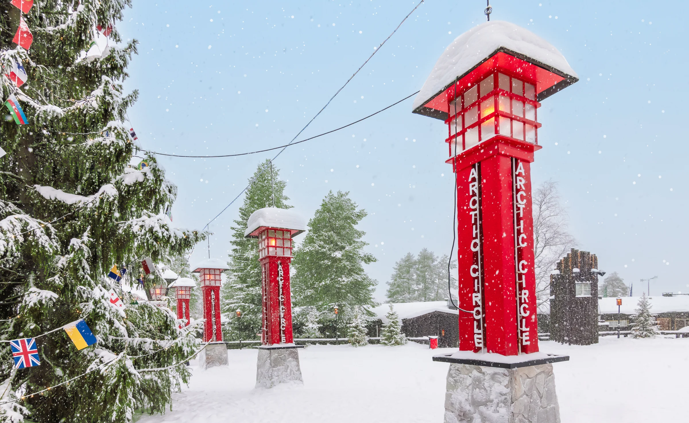 Tiang penanda garis Arctic Circle di Rovaniemi berdiri di hamparan salju