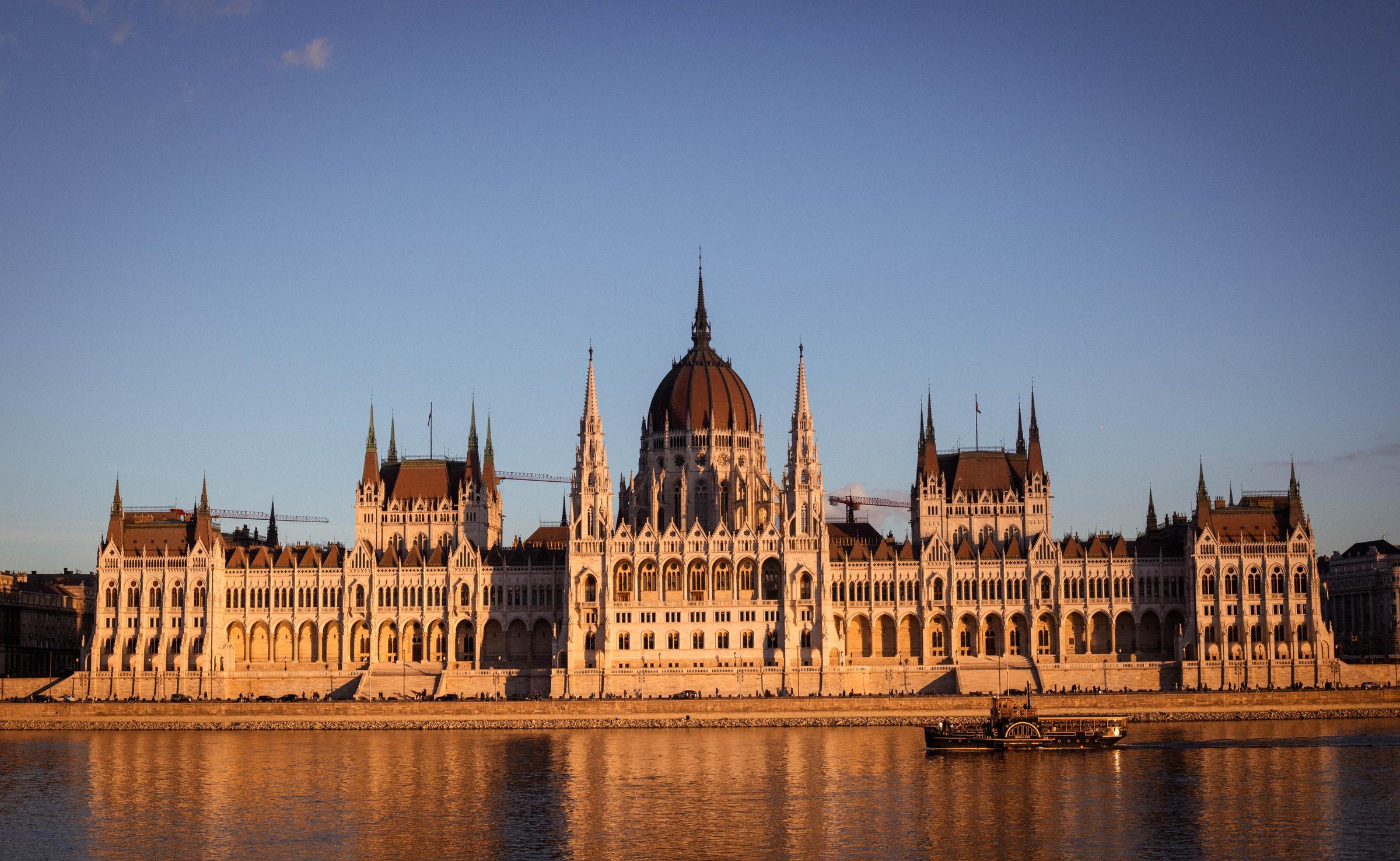 Gedung Parlemen Hungaria di Budapest bermandi cahaya keemasan senja di tepi Sungai Danube