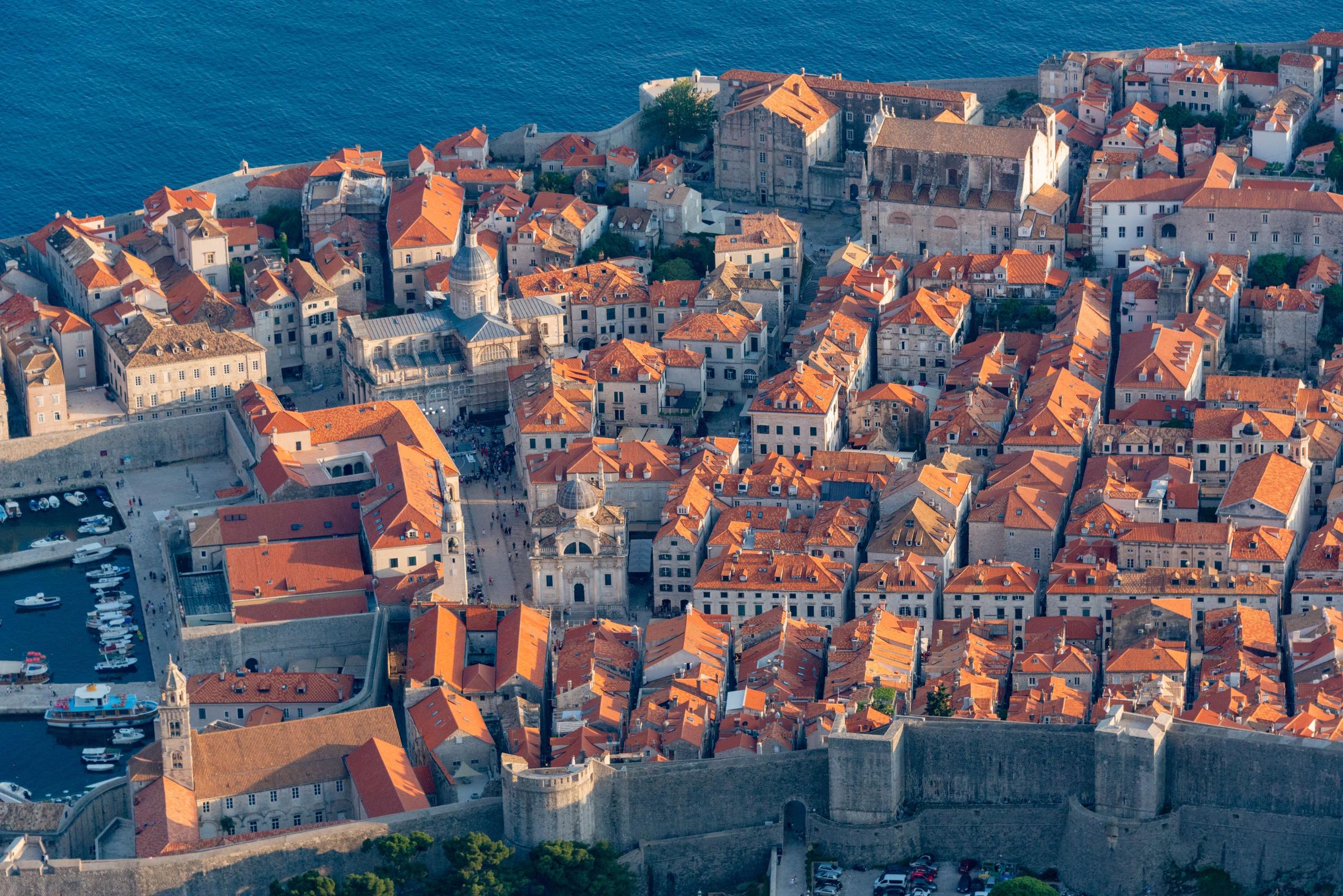 Kota tua Dubrovnik dari udara dengan atap merah dan Laut Adriatik