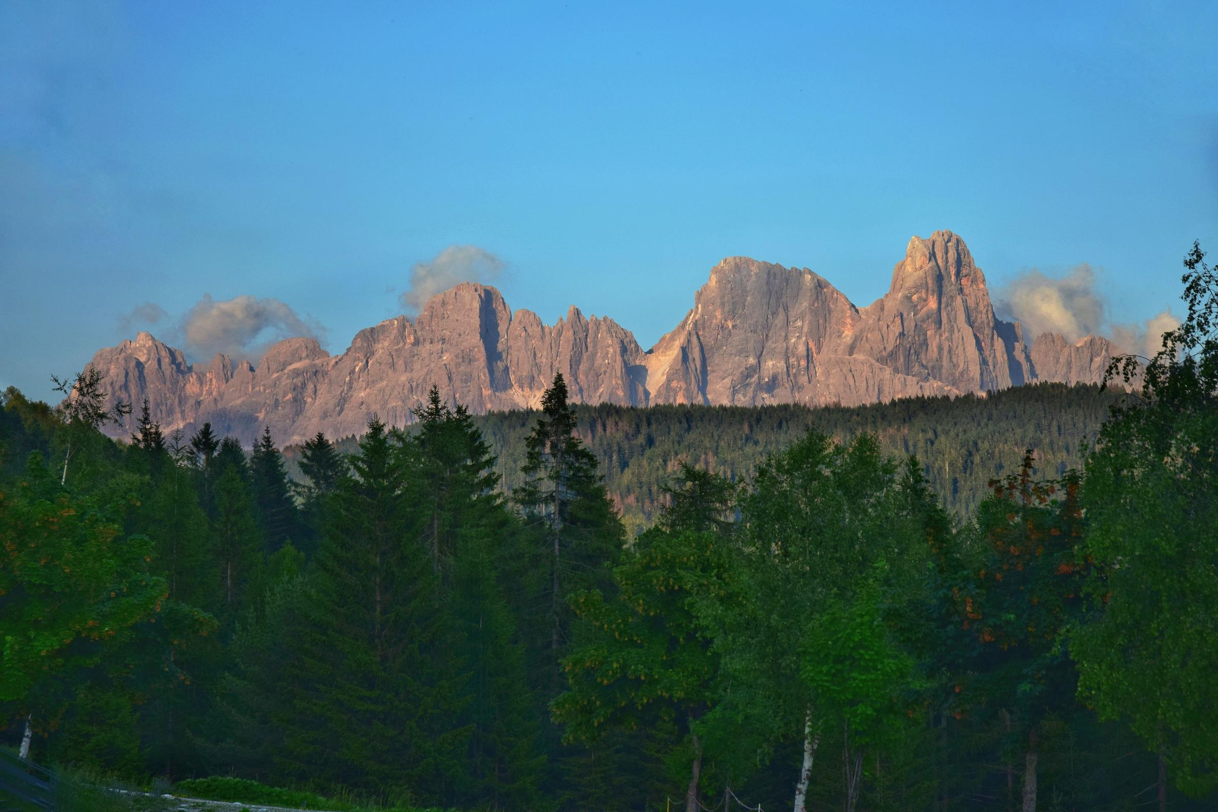 Puncak Dolomites saat cahaya senja