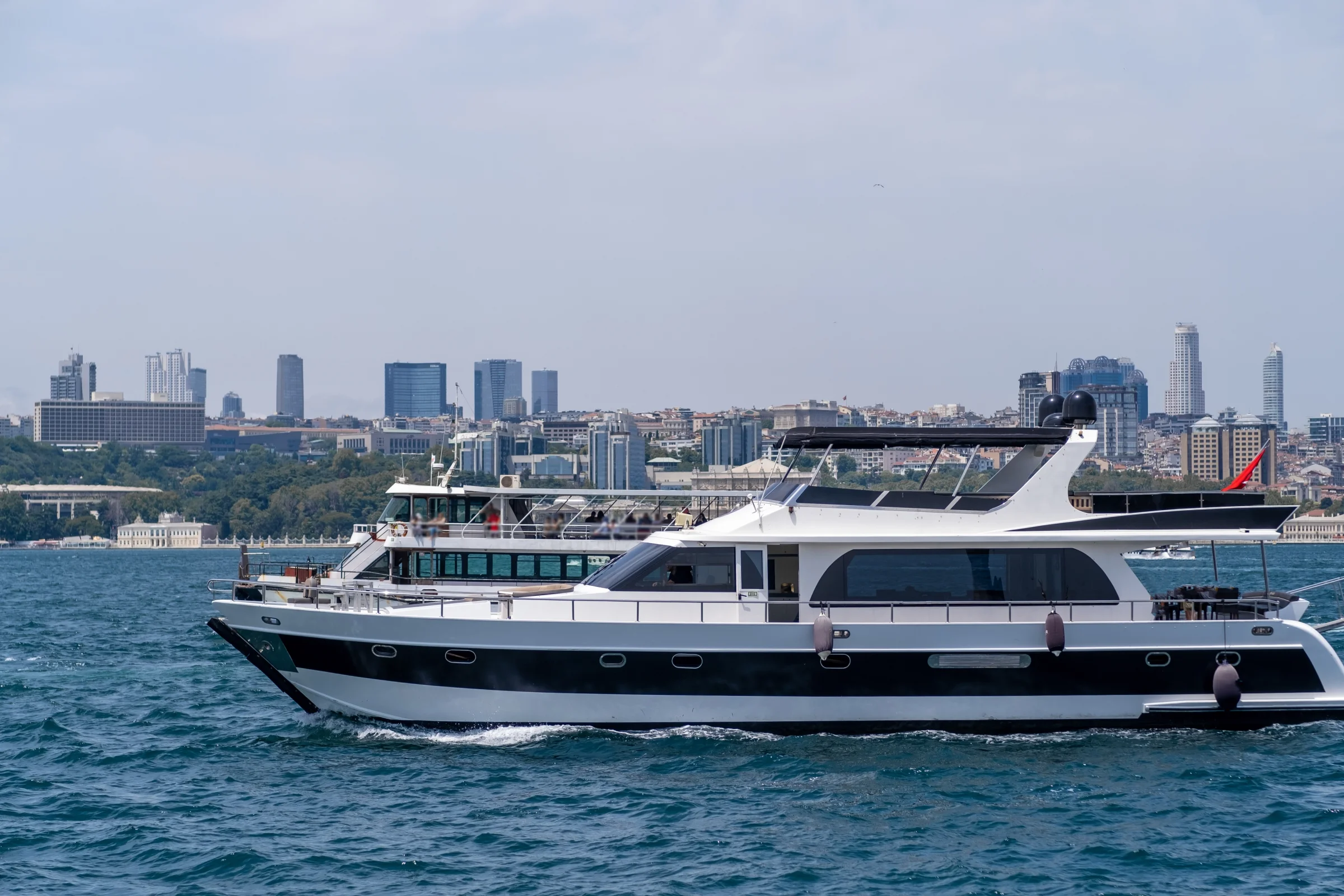 Kapal wisata menyusuri Selat Bosphorus dengan latar kota Istanbul
