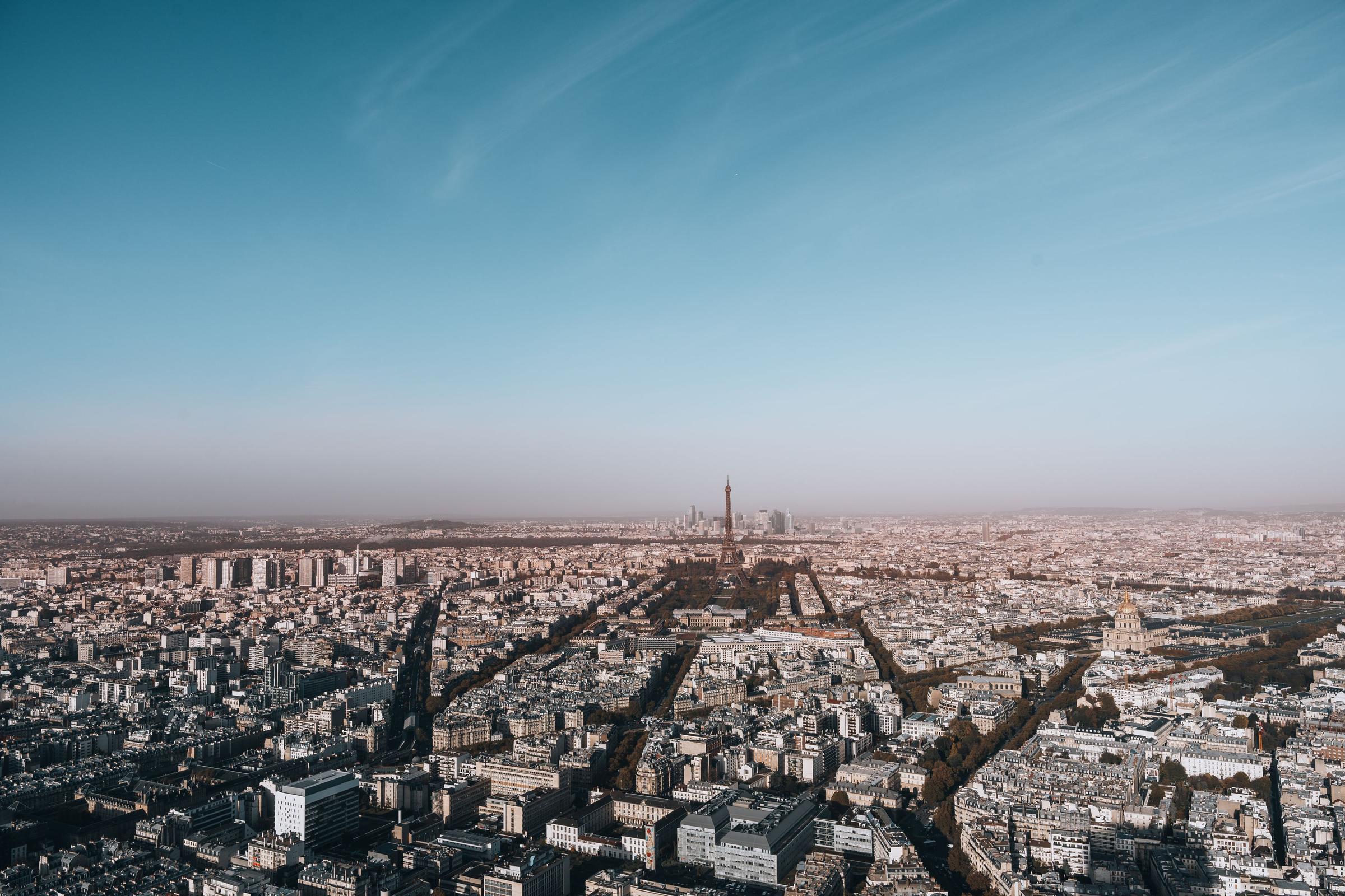 Panorama Paris dari udara dengan Menara Eiffel