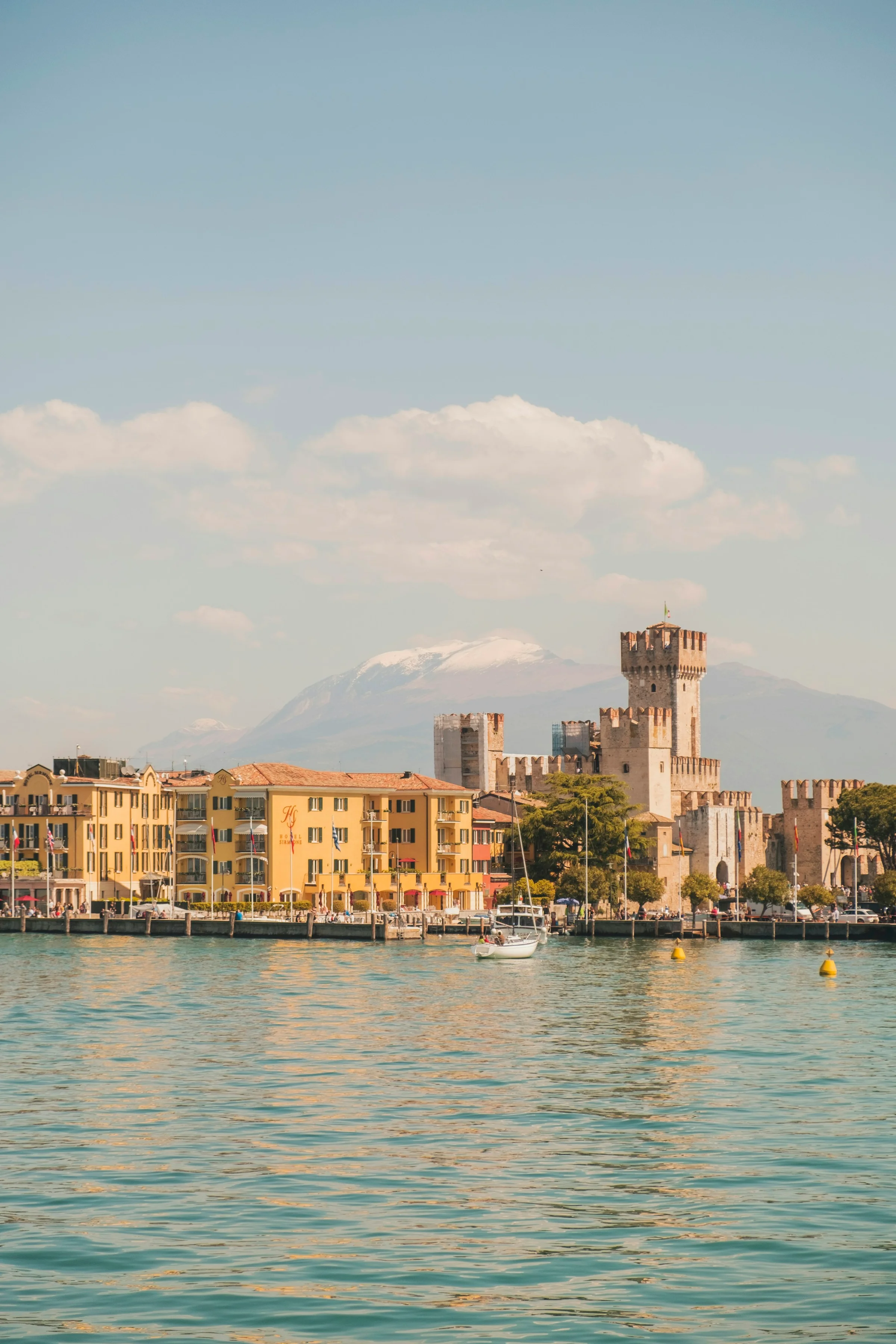 Kota tua dan kastil Sirmione di semenanjung Danau Garda, Italia.