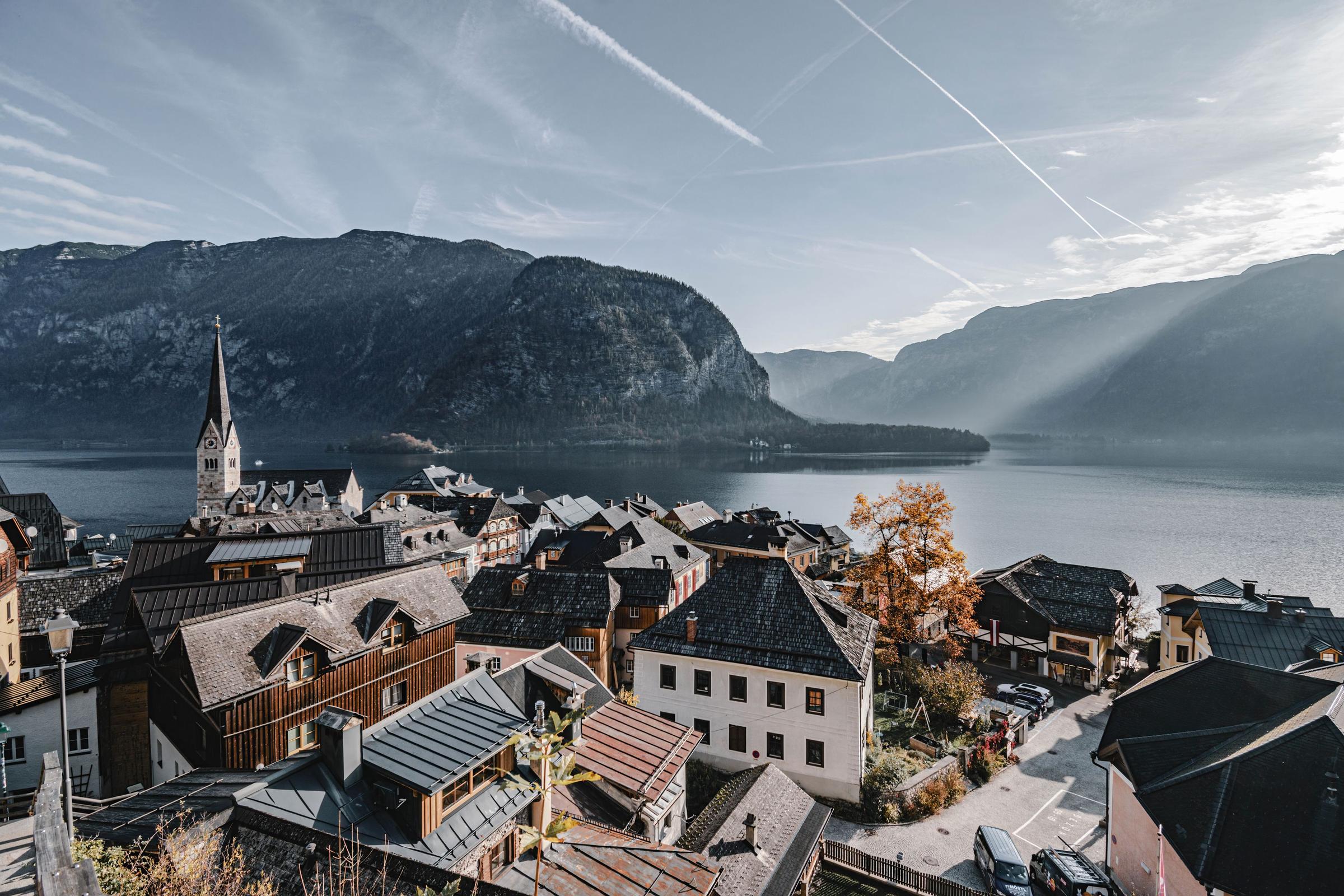 Desa Hallstatt di tepi danau Alpen dari ketinggian