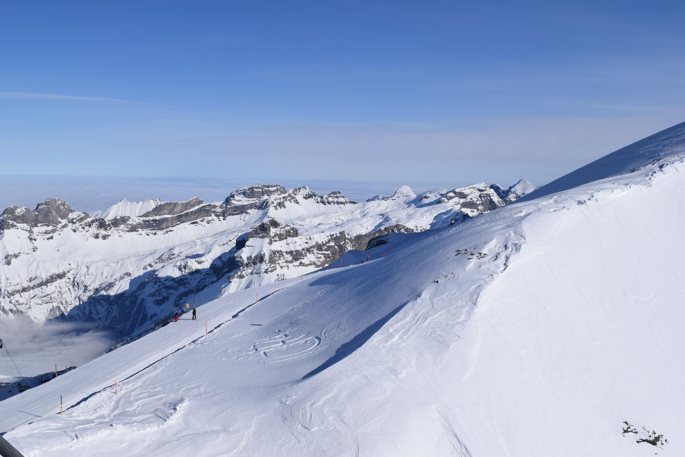 Puncak bersalju Mount Titlis di Swiss