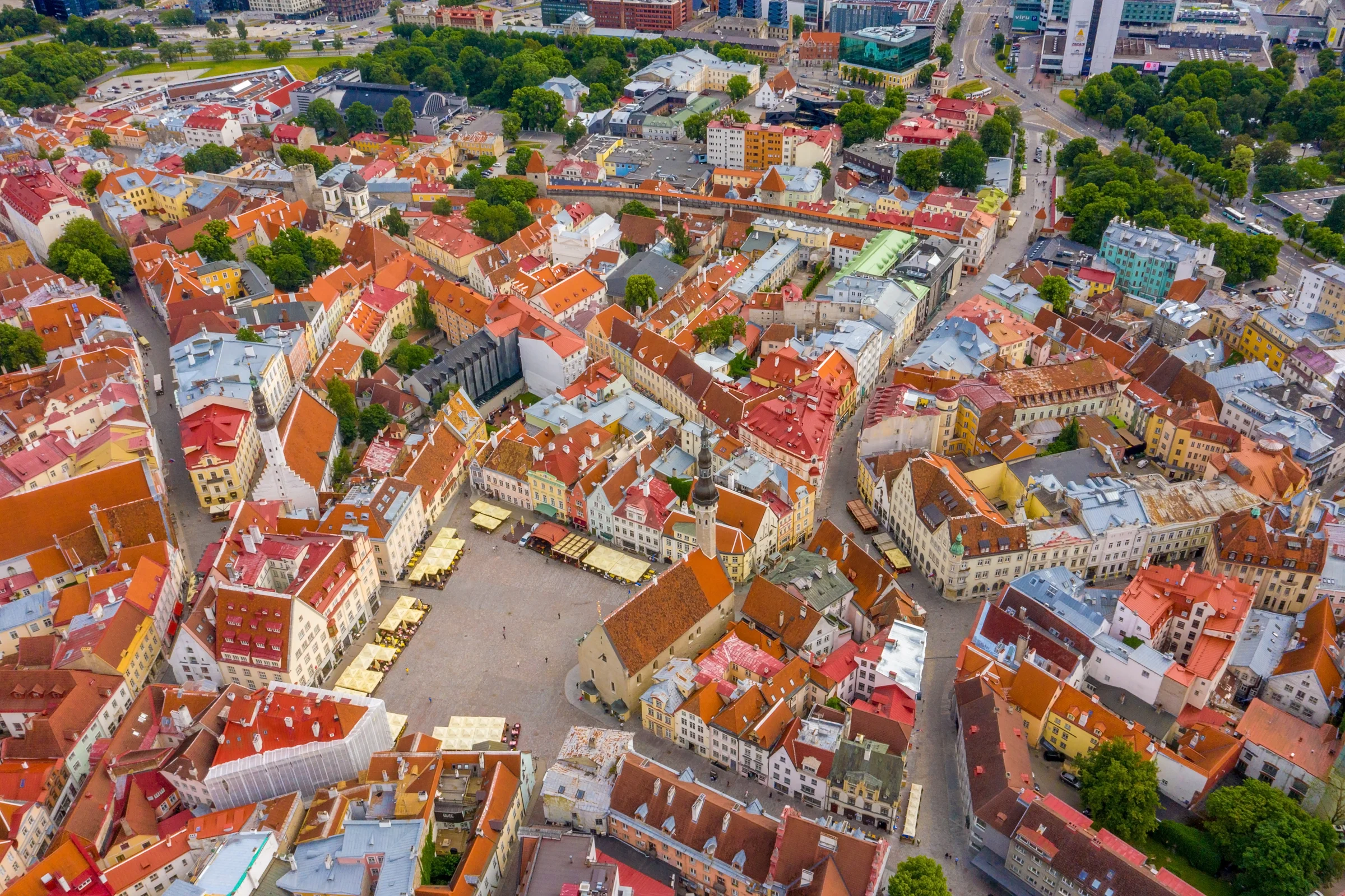 Atap-atap merah kota tua Tallinn dilihat dari udara dengan jalan-jalan abad pertengahan