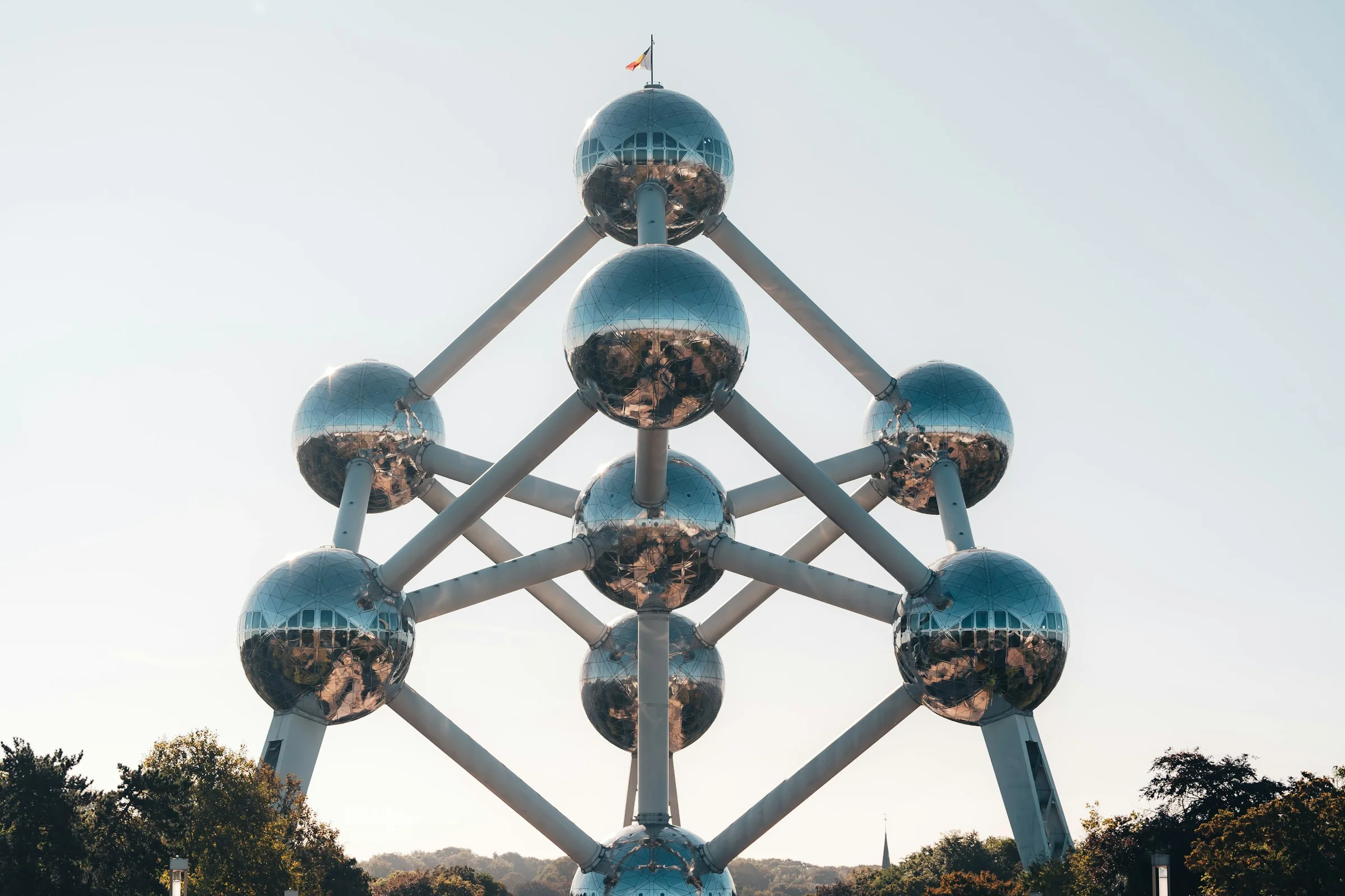 Monumen Atomium di Brussels dengan langit pucat.