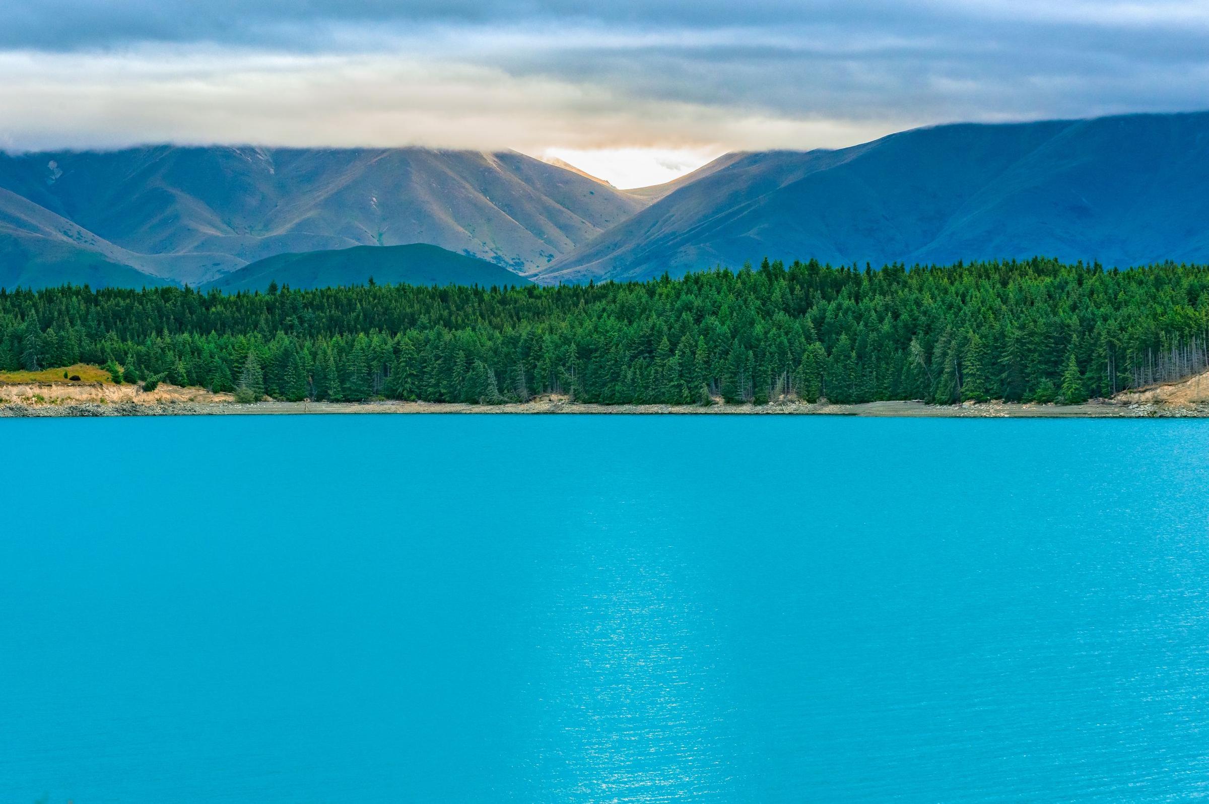 Keluarga Wijaya: Berhenti di Lake Pukaki Lookout, air danau warna toska karena butiran glasial dari Mt Cook