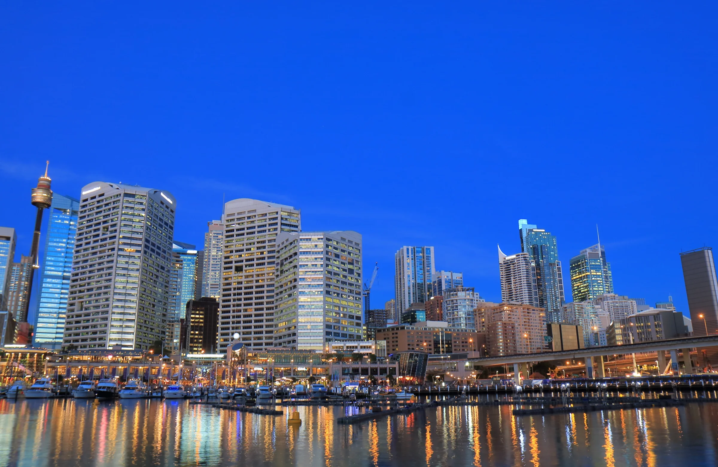 Darling Harbour saat lampu mulai menyala