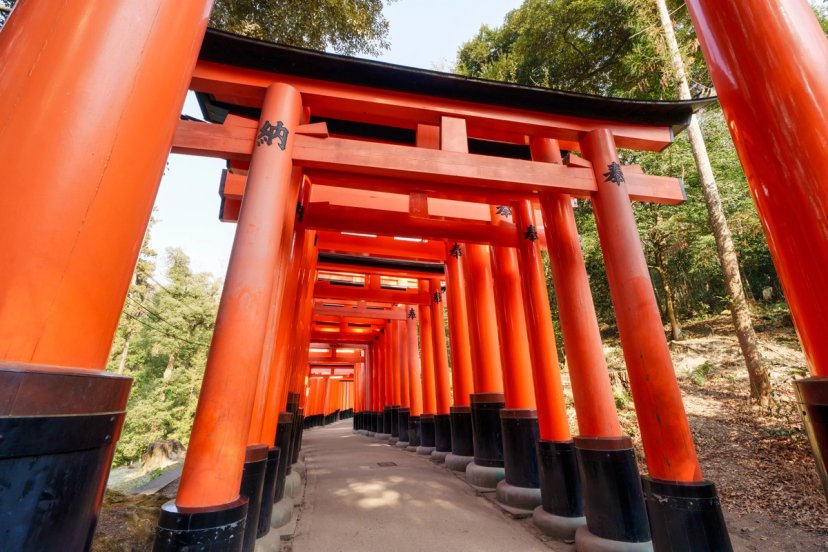 Lorong gerbang torii merah di Fushimi Inari Taisha, Kyoto