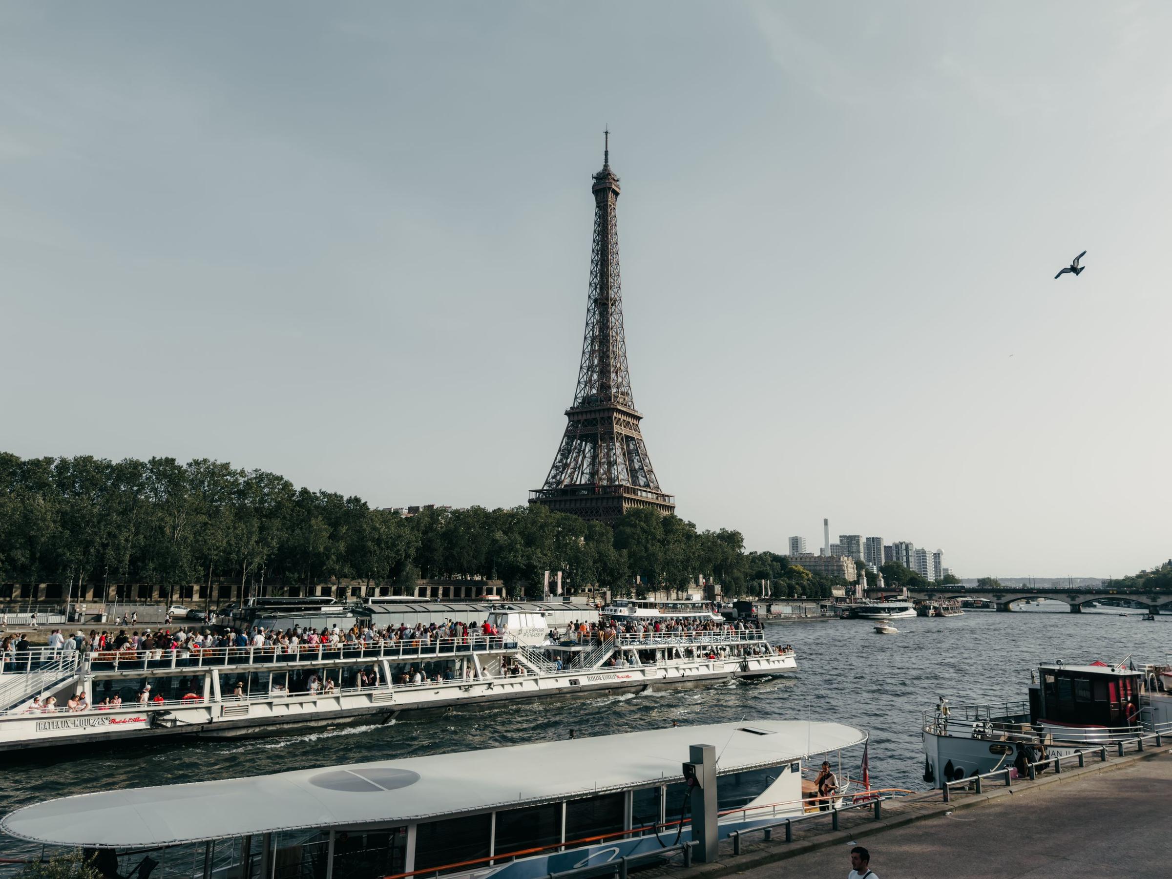 Rina & Bima: Berdua naik kapal di Seine River Cruise, motret Notre Dame dari atas air.