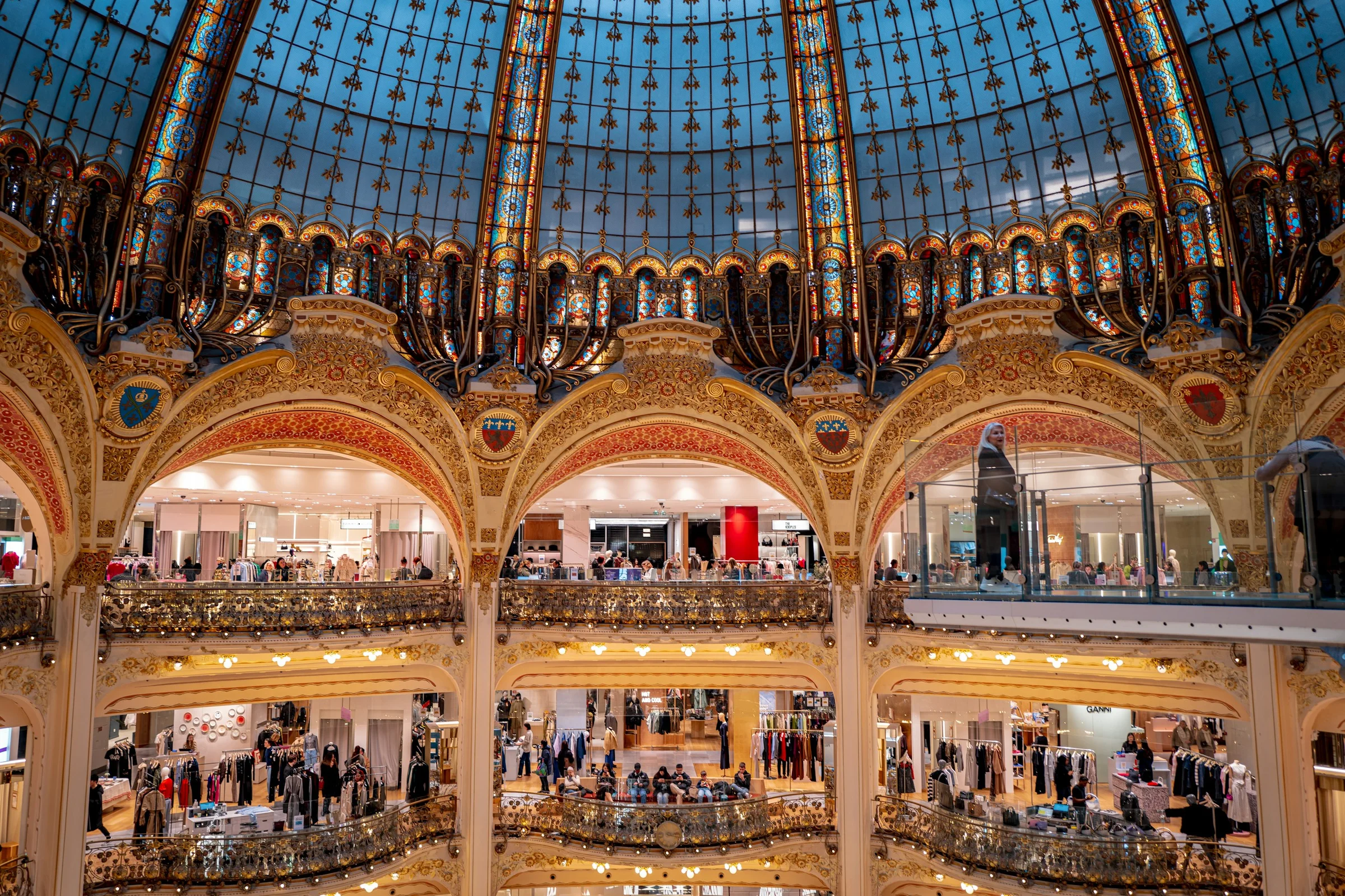 Kubah kaca berwarna Galeries Lafayette Paris dengan balkon bertingkat.