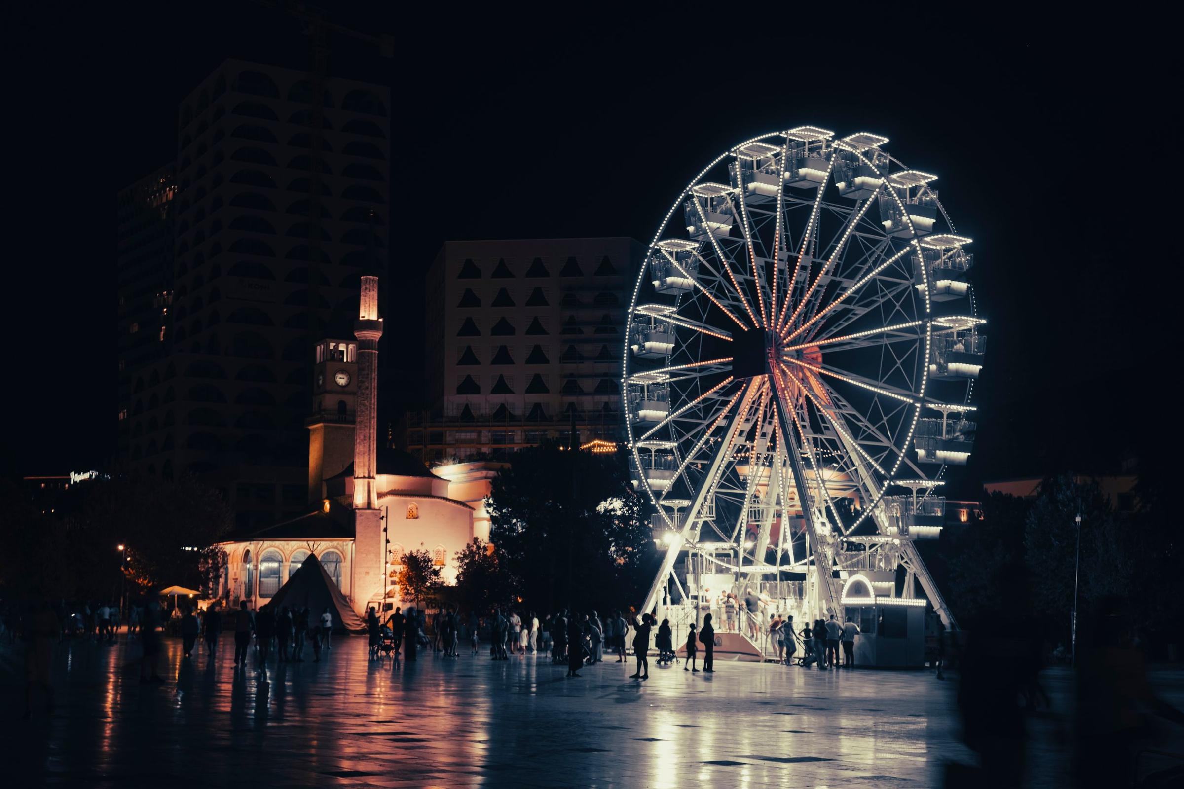Suasana malam kota Tirana di Albania