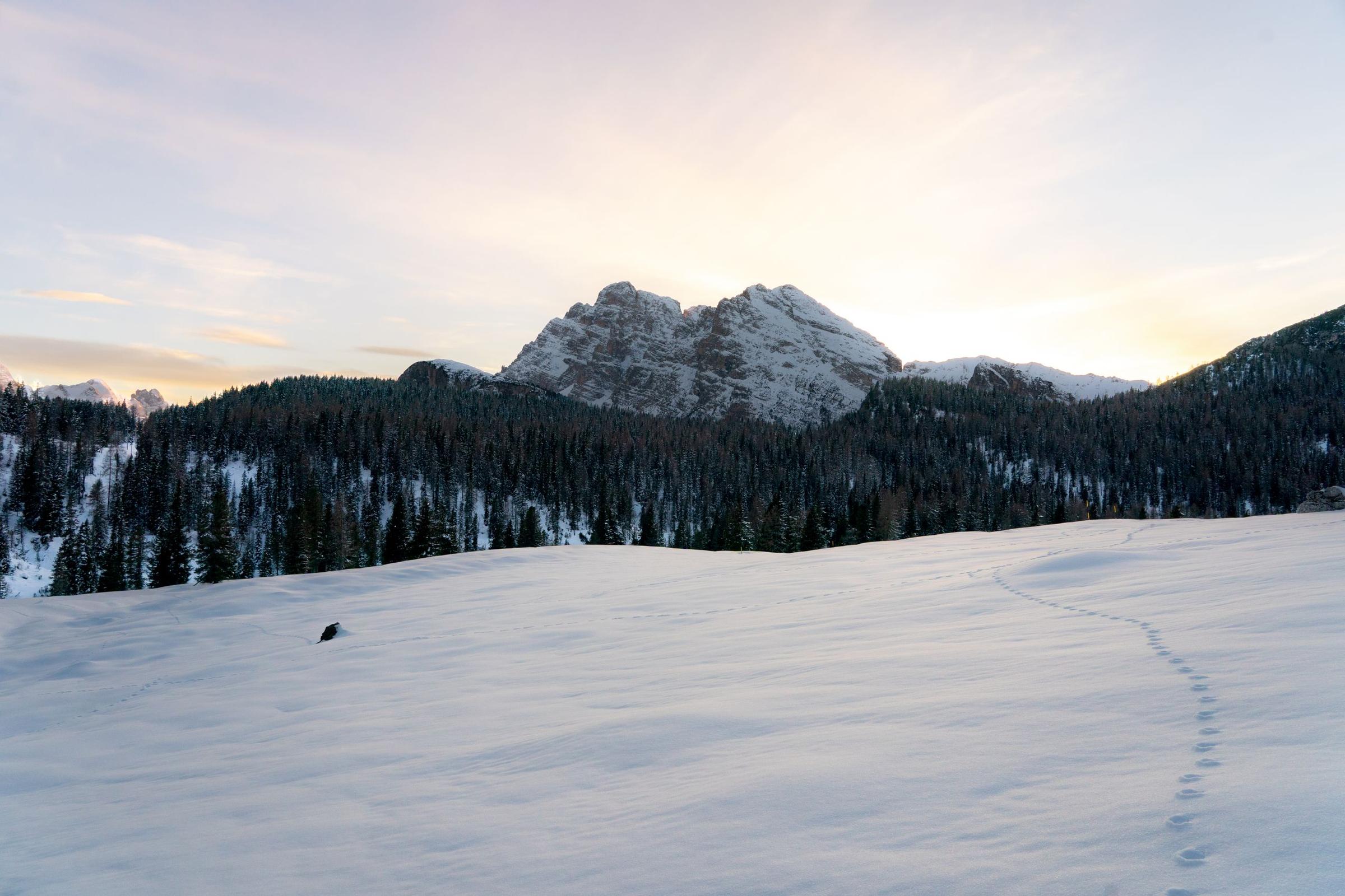 Pegunungan Dolomites bersalju saat senja