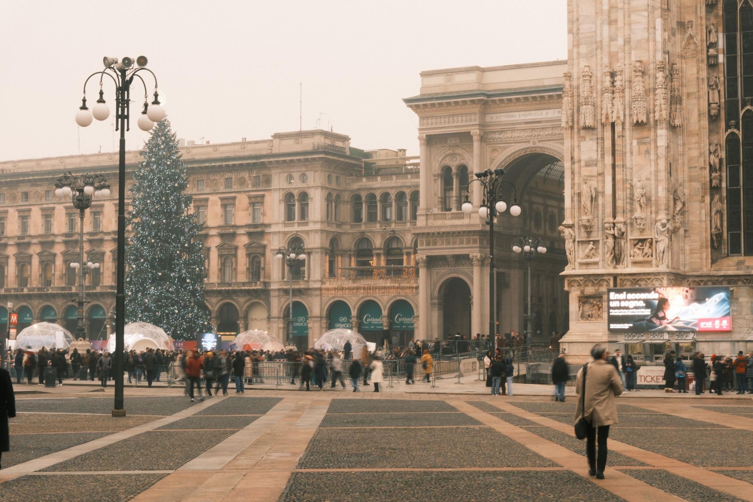 Grup Avenir: Foto rame-rame di depan Duomo Cathedral Milan, penutup manis sebelum pulang ke Jakarta.