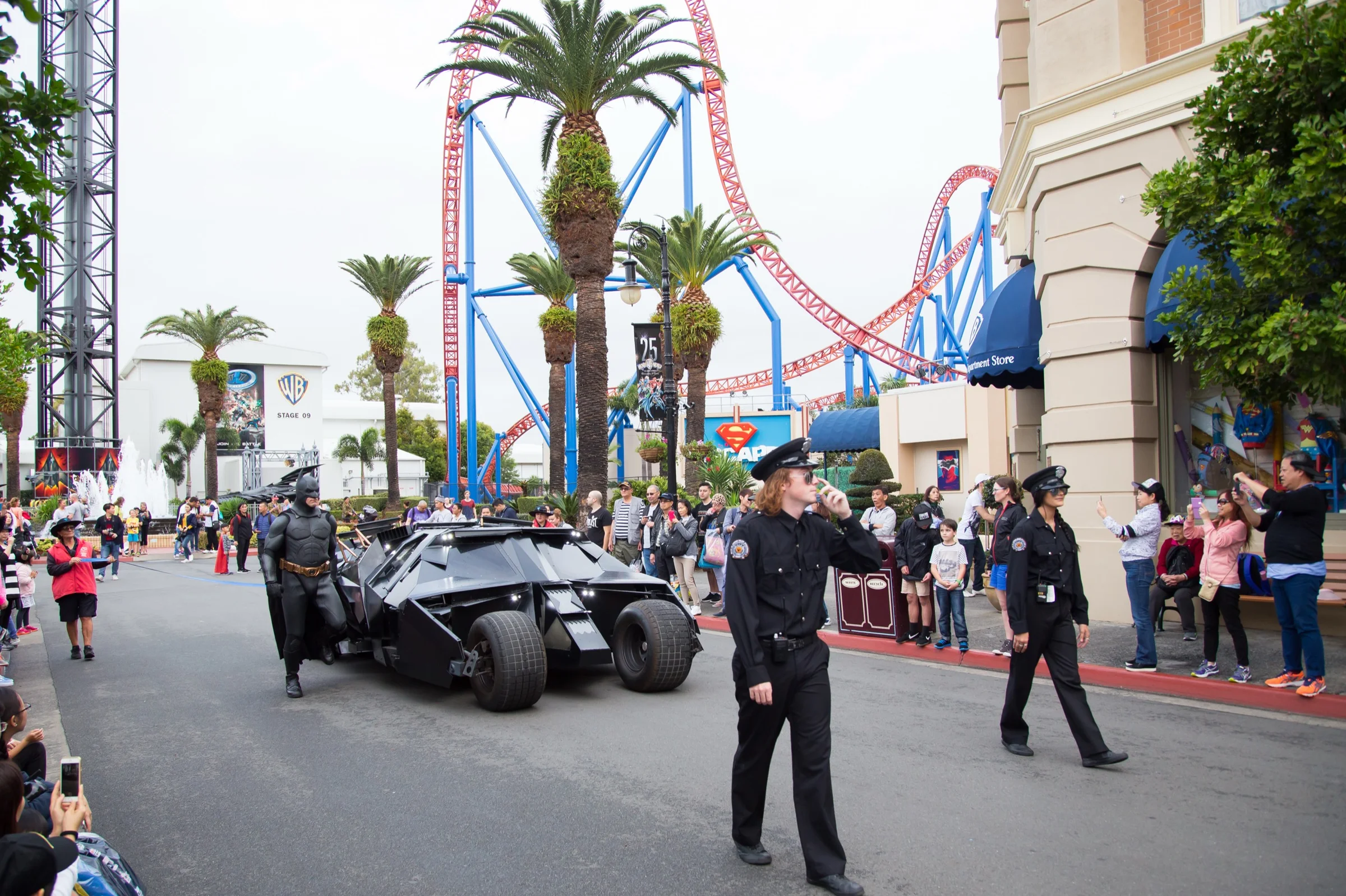 Parade karakter Warner Bros Movie World Gold Coast dengan roller coaster di latar belakang