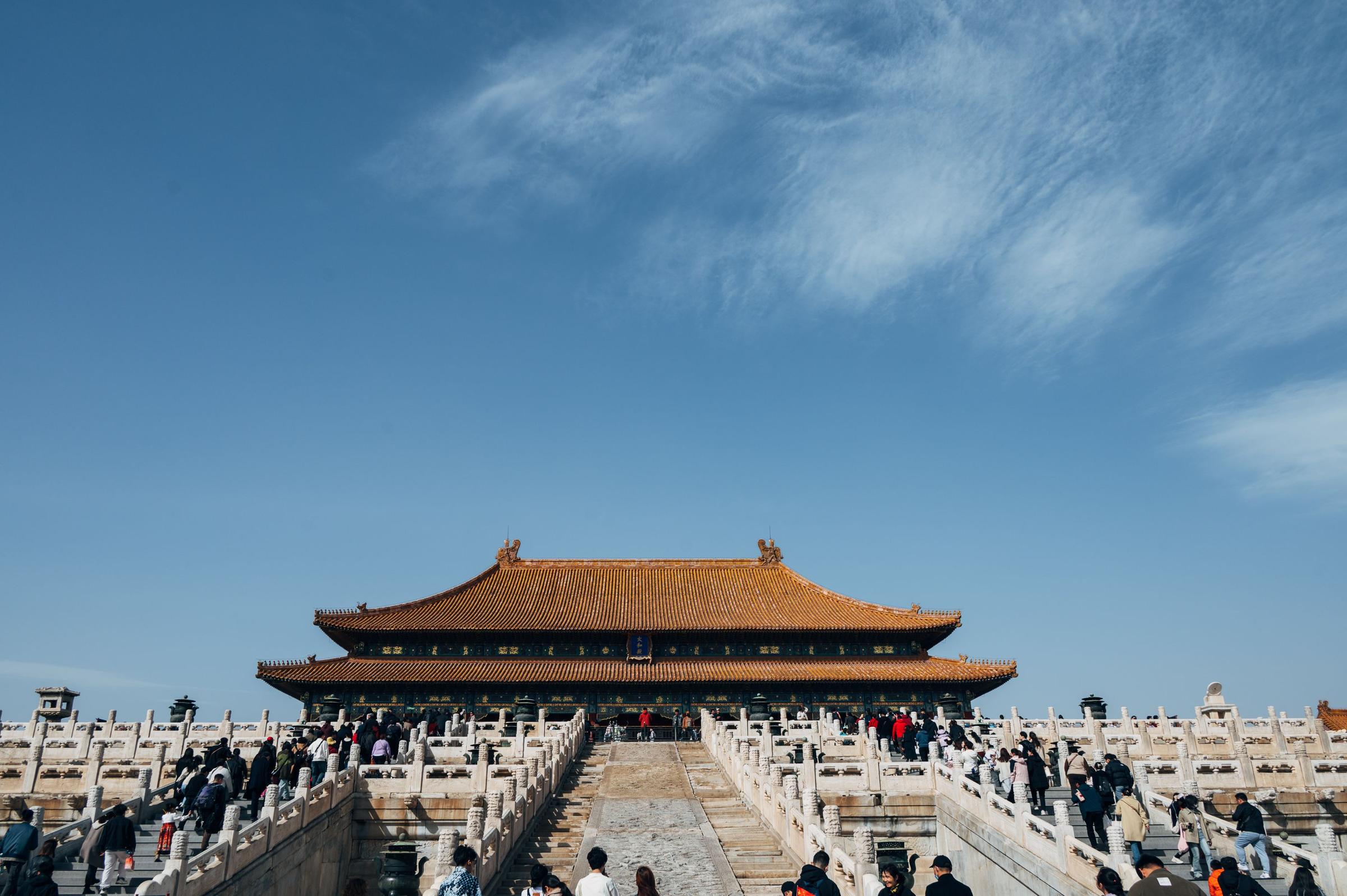 Balairung utama Kota Terlarang Beijing beratap emas dengan wisatawan di bawah langit biru cerah