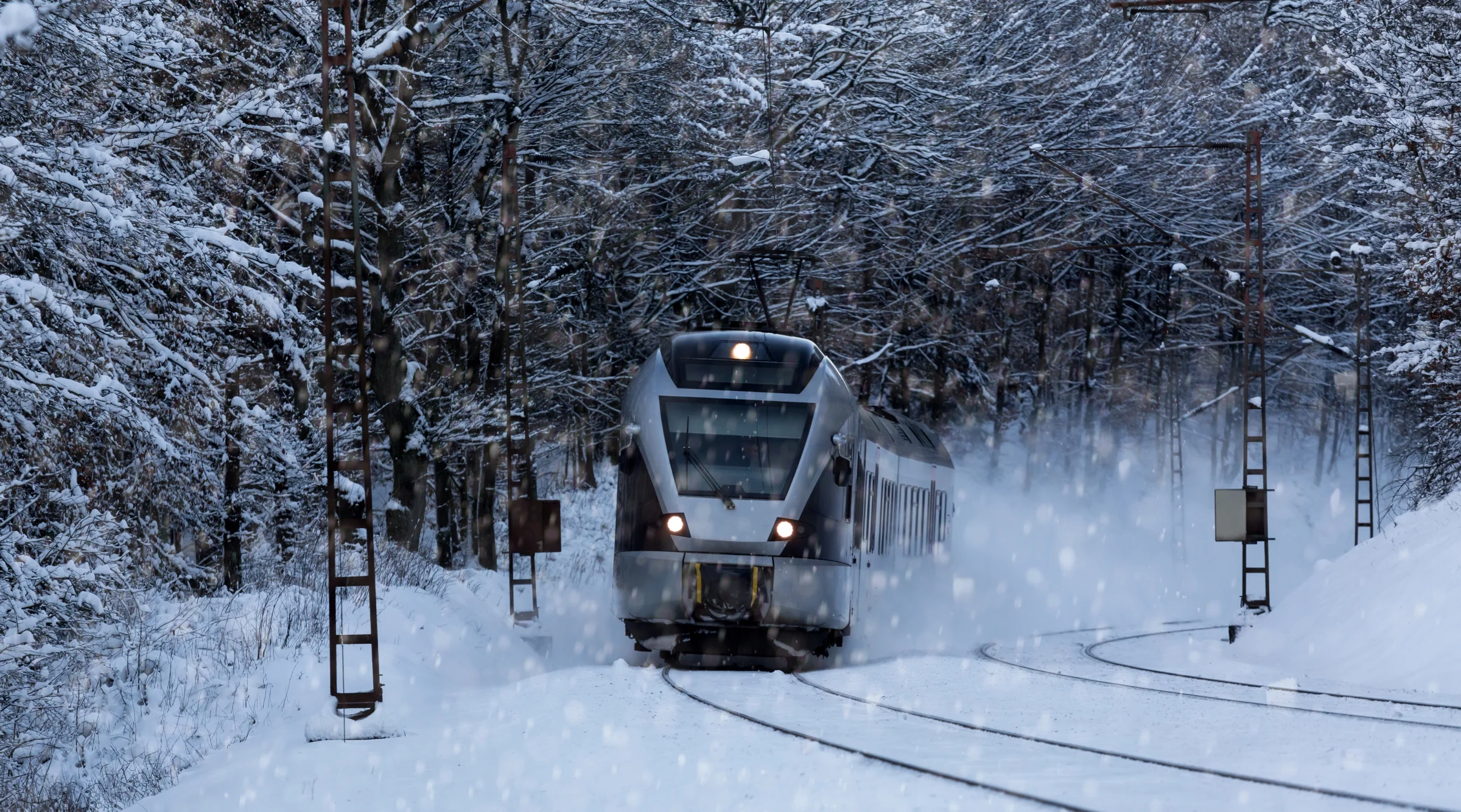 Kereta melintasi hutan bersalju di Lapland