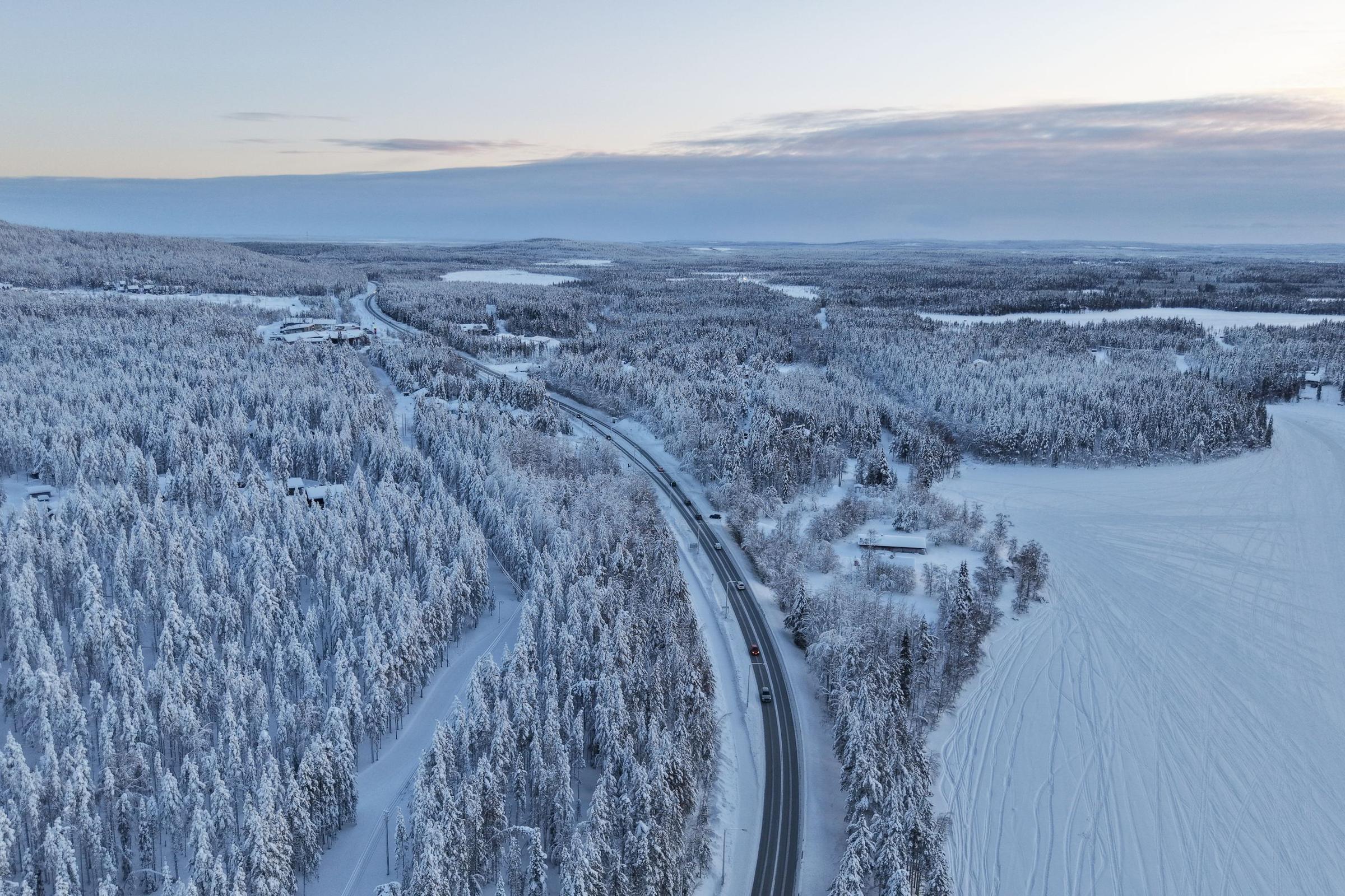 Jalan Arktik berkelok menembus hutan bersalju Lapland dari udara.